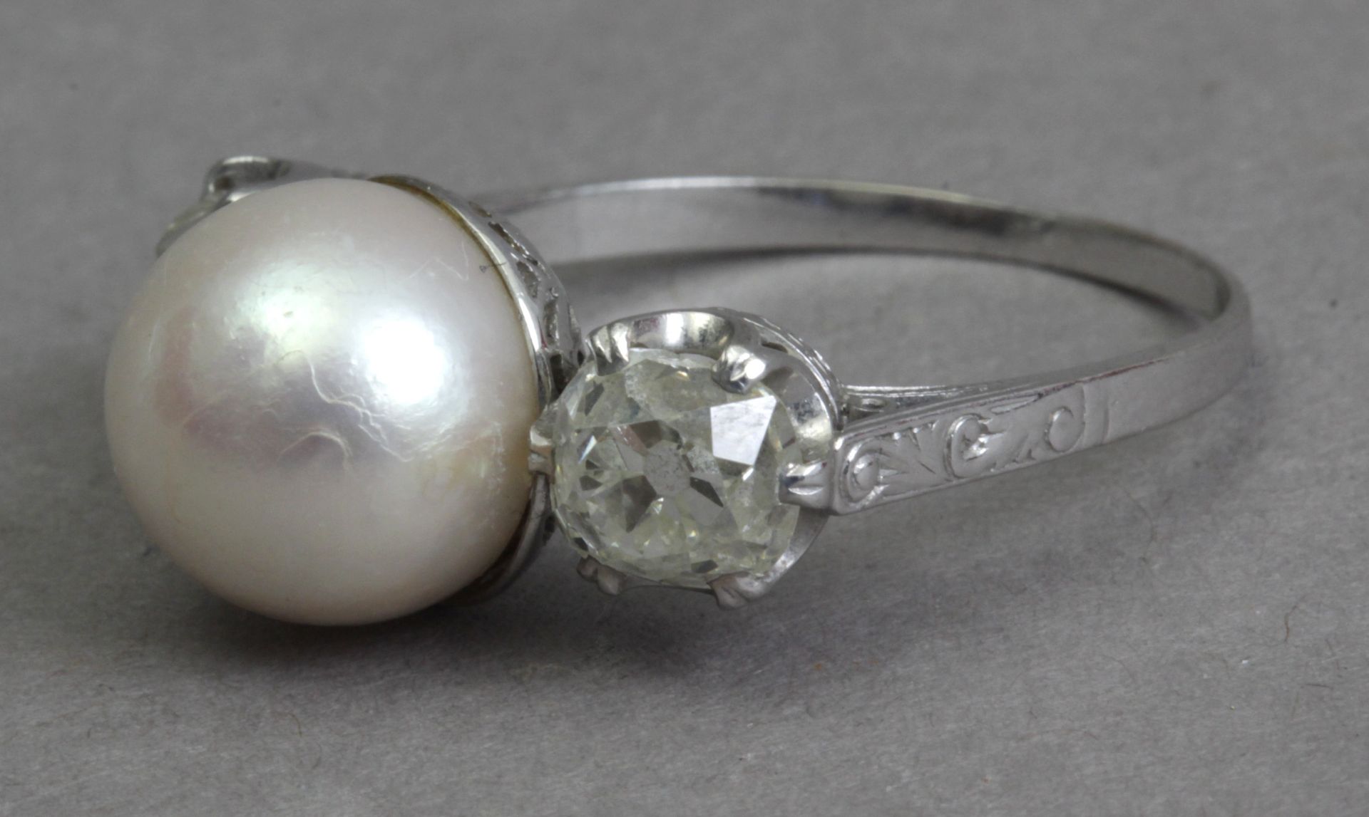 A first third of 20th century three stone diamonds and pearl ring - Image 3 of 6