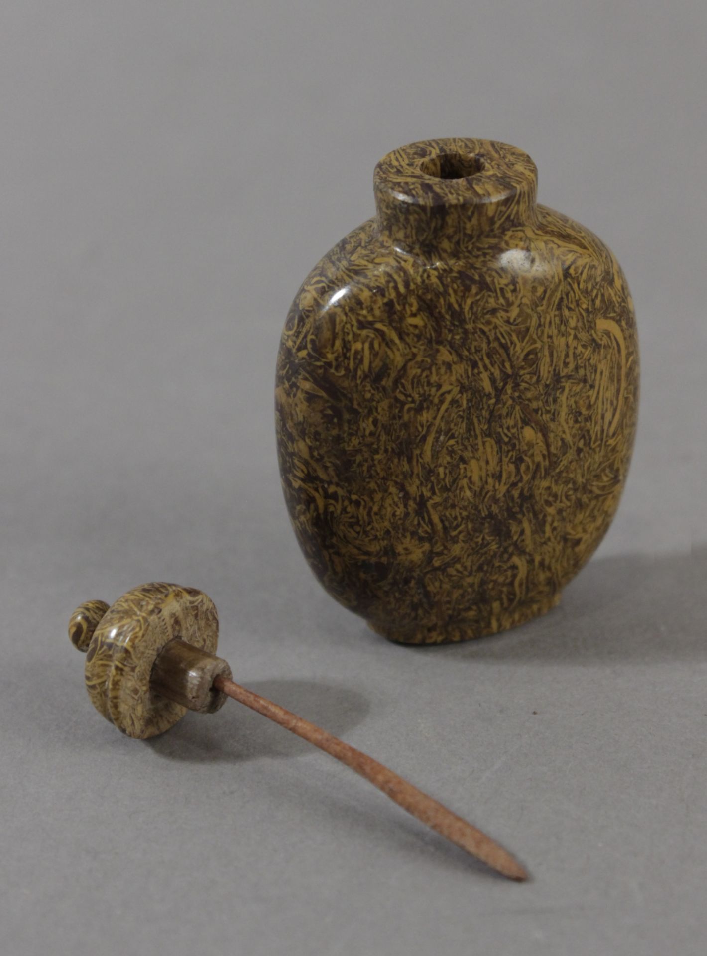 A first half of 20th century snuff bottle from Republic period in faux bois porcelain - Bild 4 aus 4