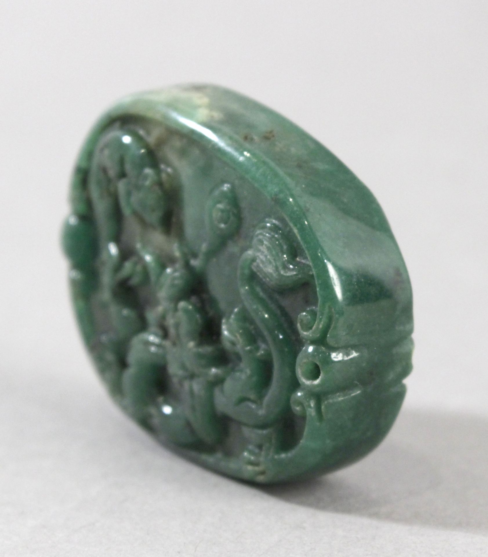 An early 20th century Chinese pendant in carved green jade - Image 5 of 5