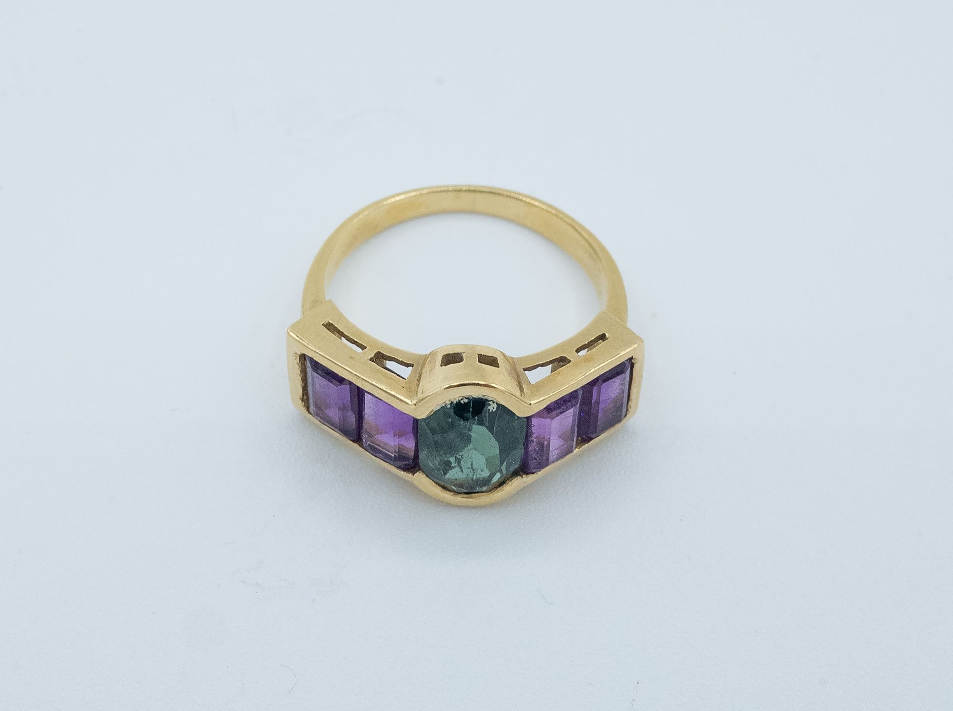 An 18k. yellow gold ring with a verdelite and amethysts - Bild 2 aus 3