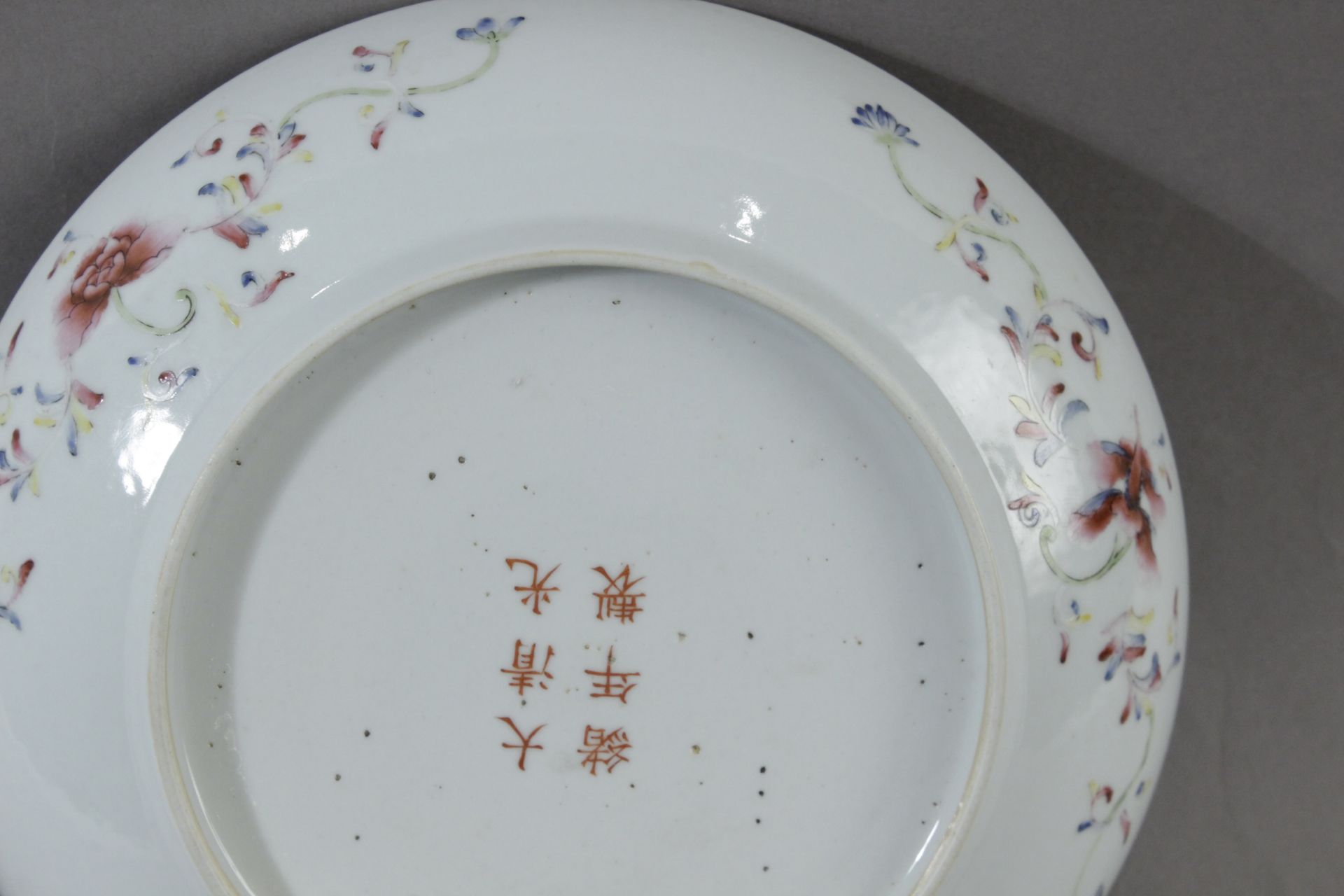 An early 20th century Chinese dish in polychromed porcelain - Bild 4 aus 4