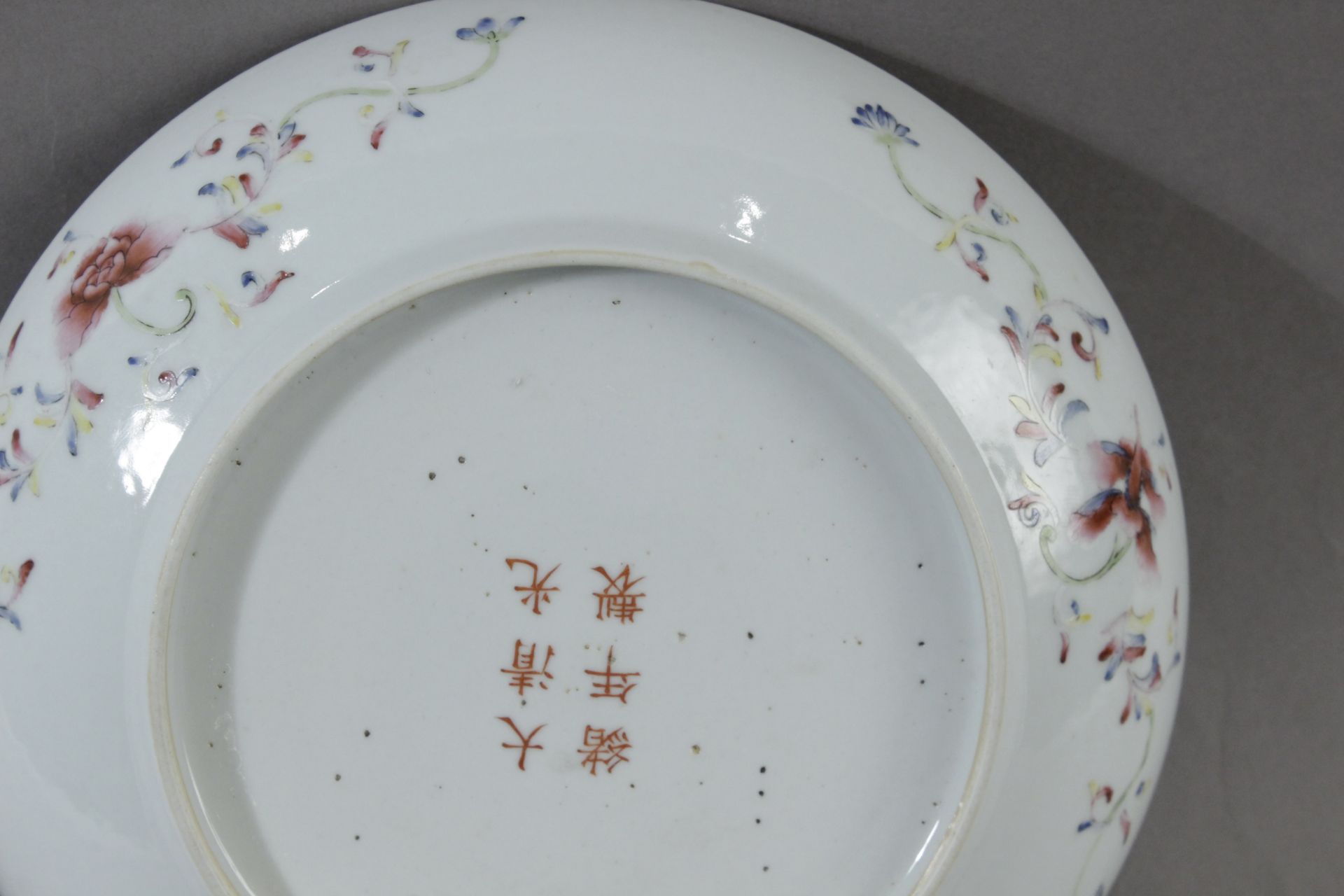 An early 20th century Chinese dish in polychromed porcelain - Image 4 of 4