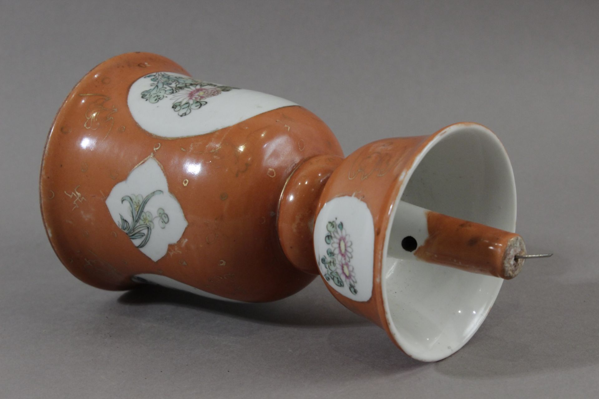 An early 20th century Chinese candle stick from Qing dynasty in Famille Rose porcelain - Image 6 of 8