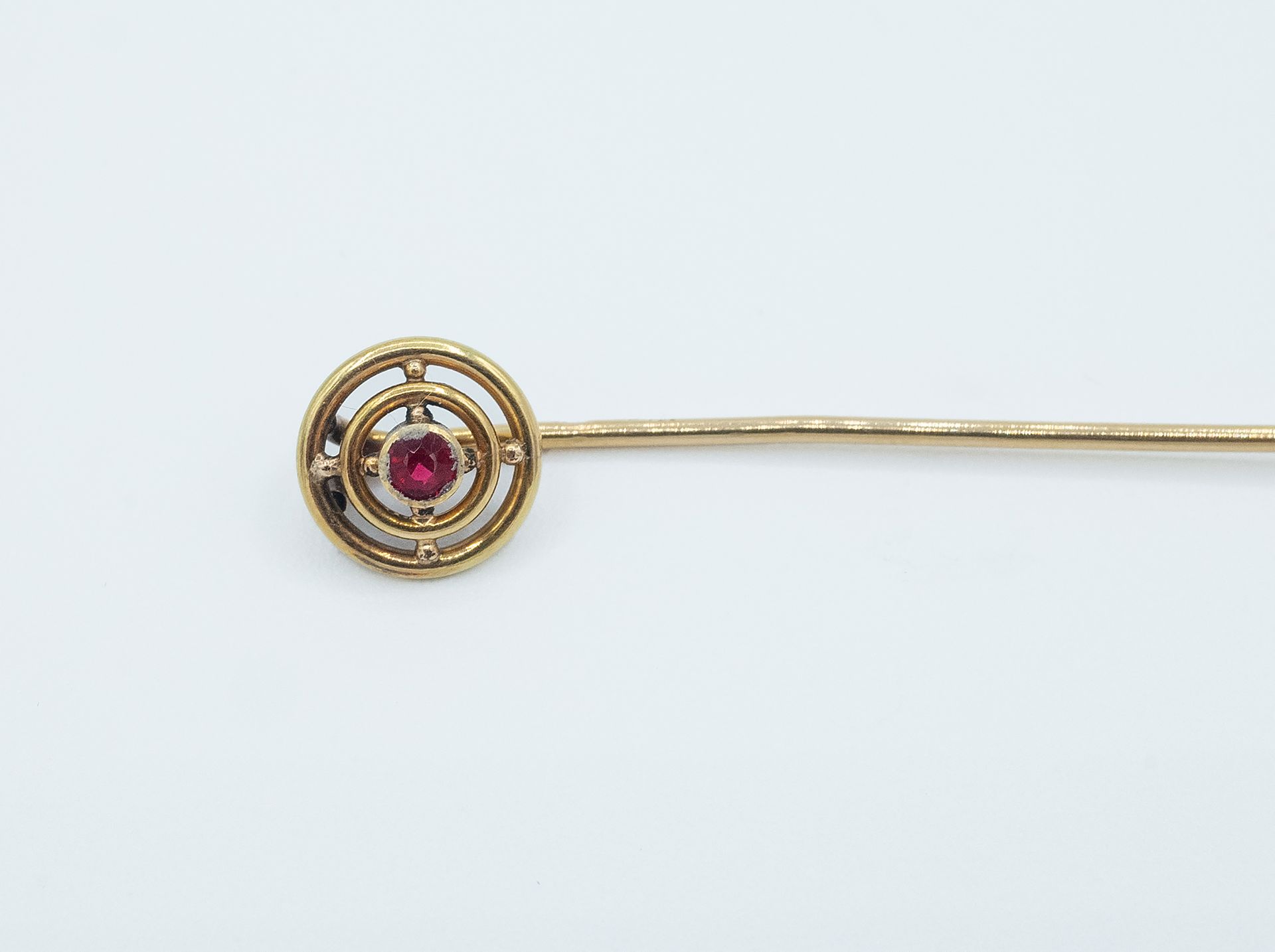 A mid 20th century gold and garnet tie pin - Image 3 of 3