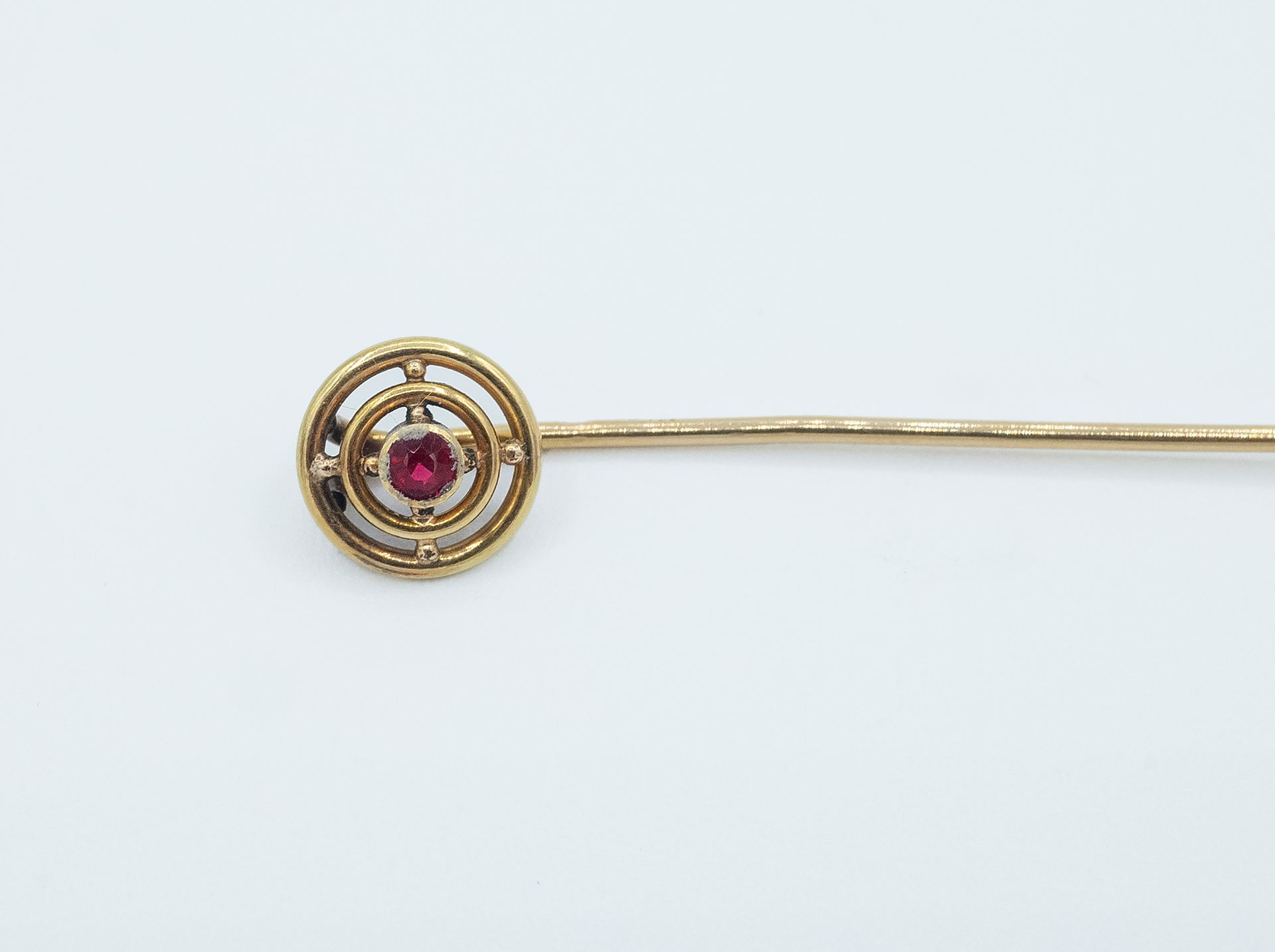 A mid 20th century gold and garnet tie pin - Bild 3 aus 3
