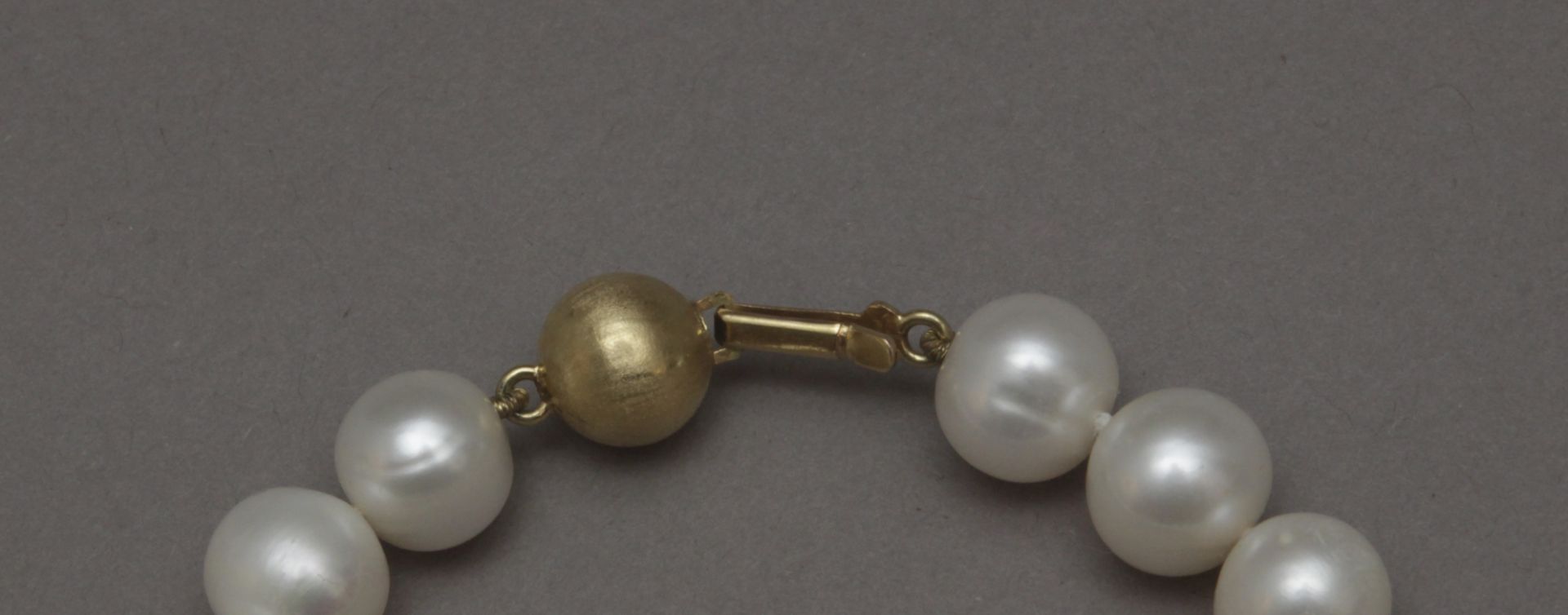 A freshwater pearls bracelet with a yellow gold clasp - Image 3 of 3