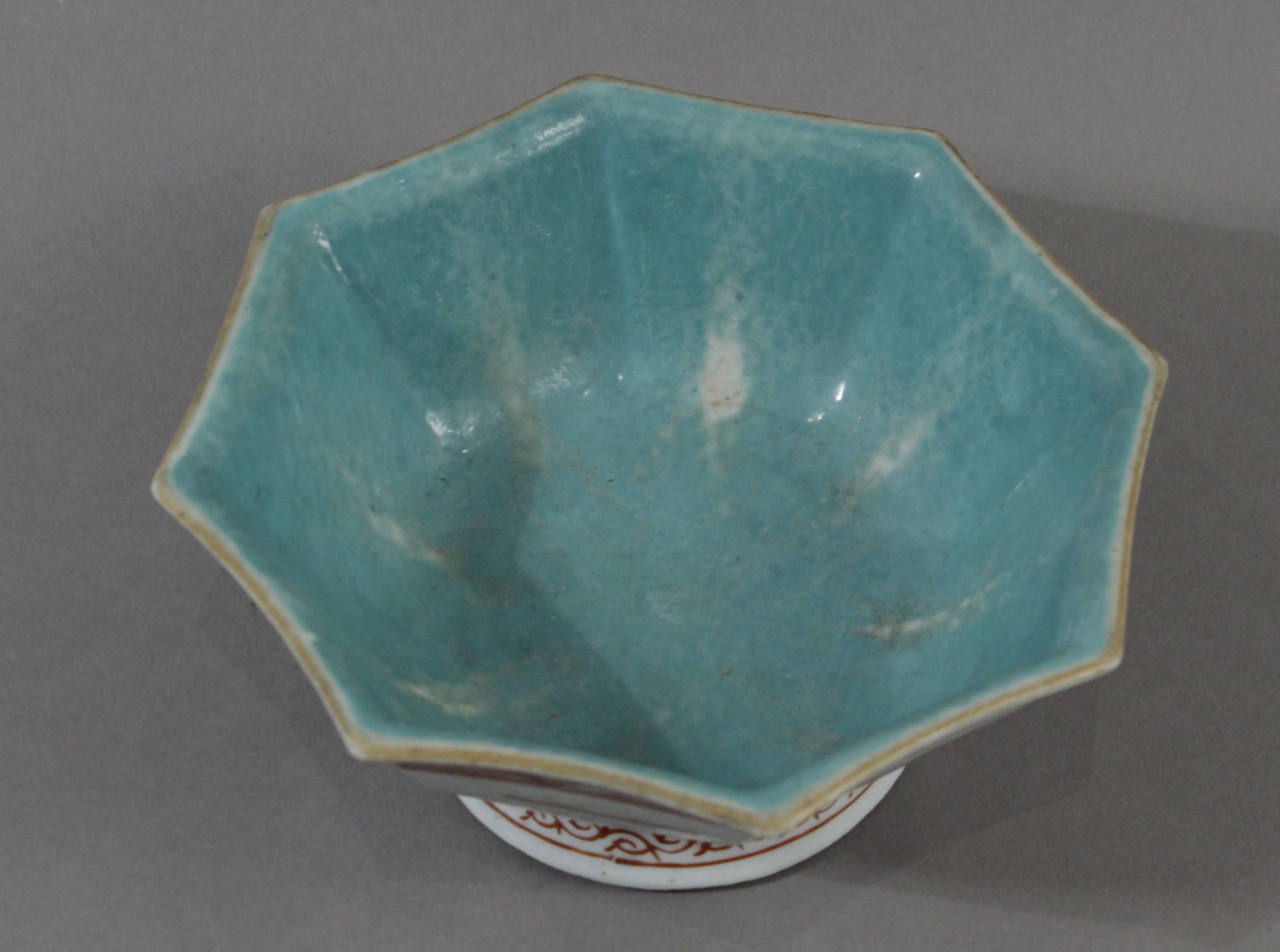 A late 19th century Chinese fruit bowl in celadon porcelain from Qing dynasty period - Bild 3 aus 4