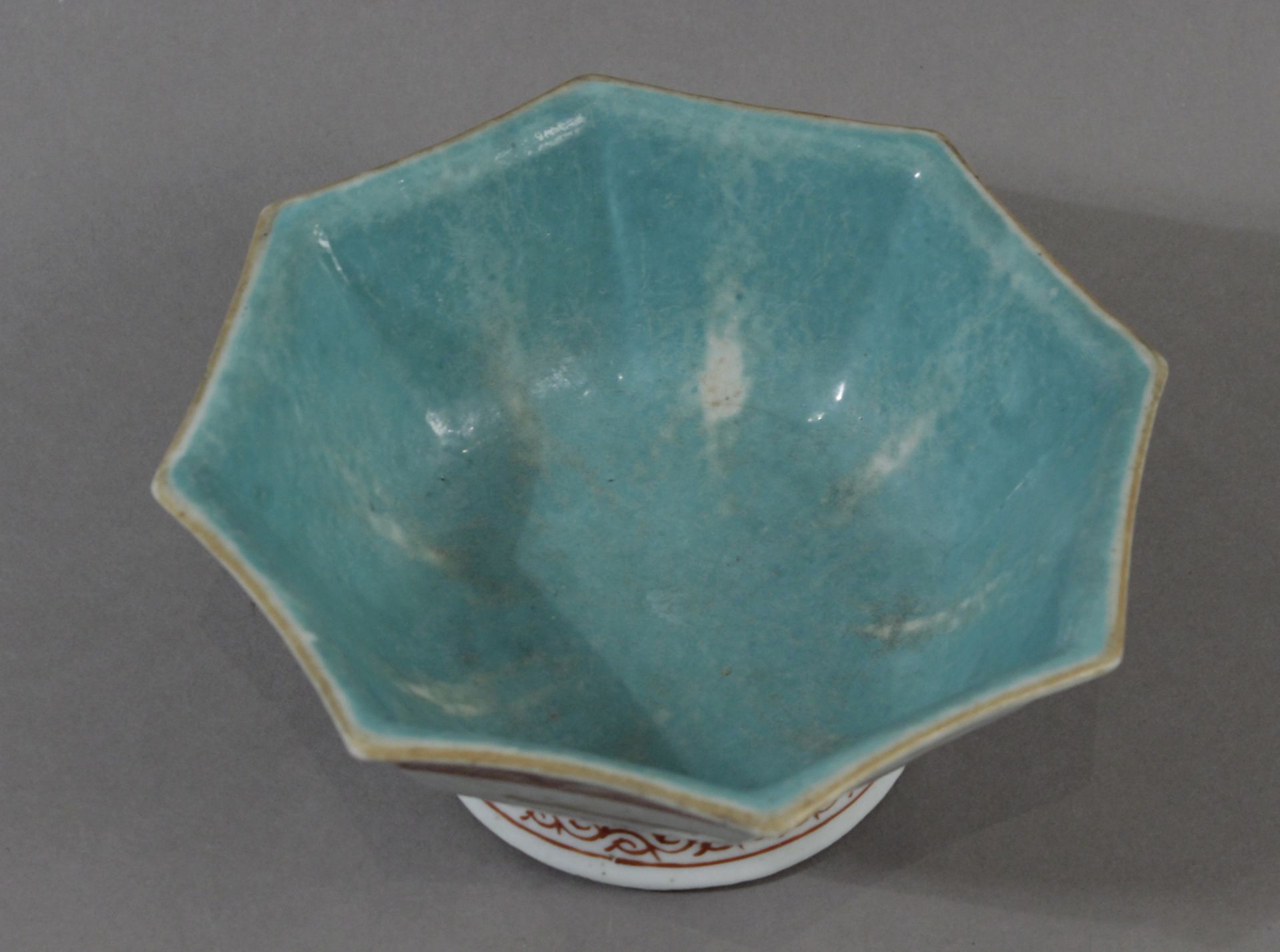 A late 19th century Chinese fruit bowl in celadon porcelain from Qing dynasty period - Image 3 of 4