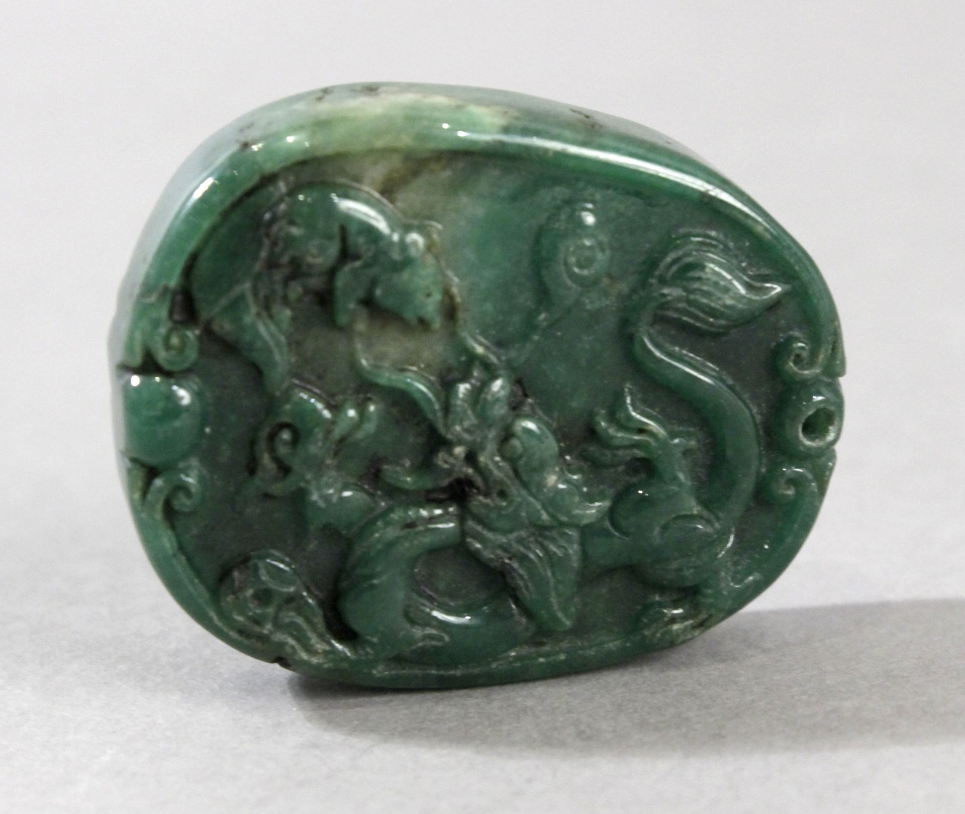 An early 20th century Chinese pendant in carved green jade - Image 4 of 5