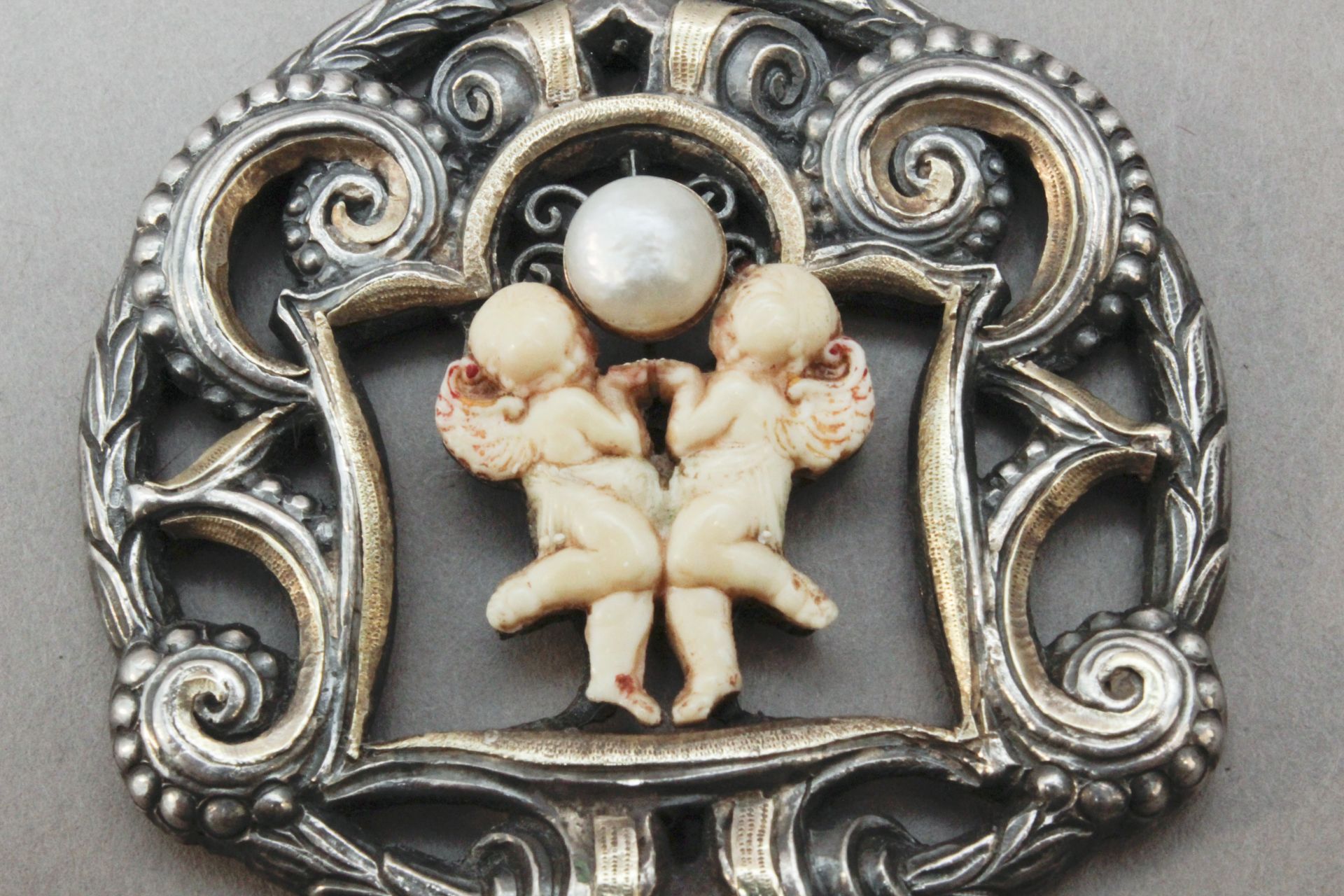 Ramon Sunyer Clarà. A silver and gold pendant - Image 2 of 3