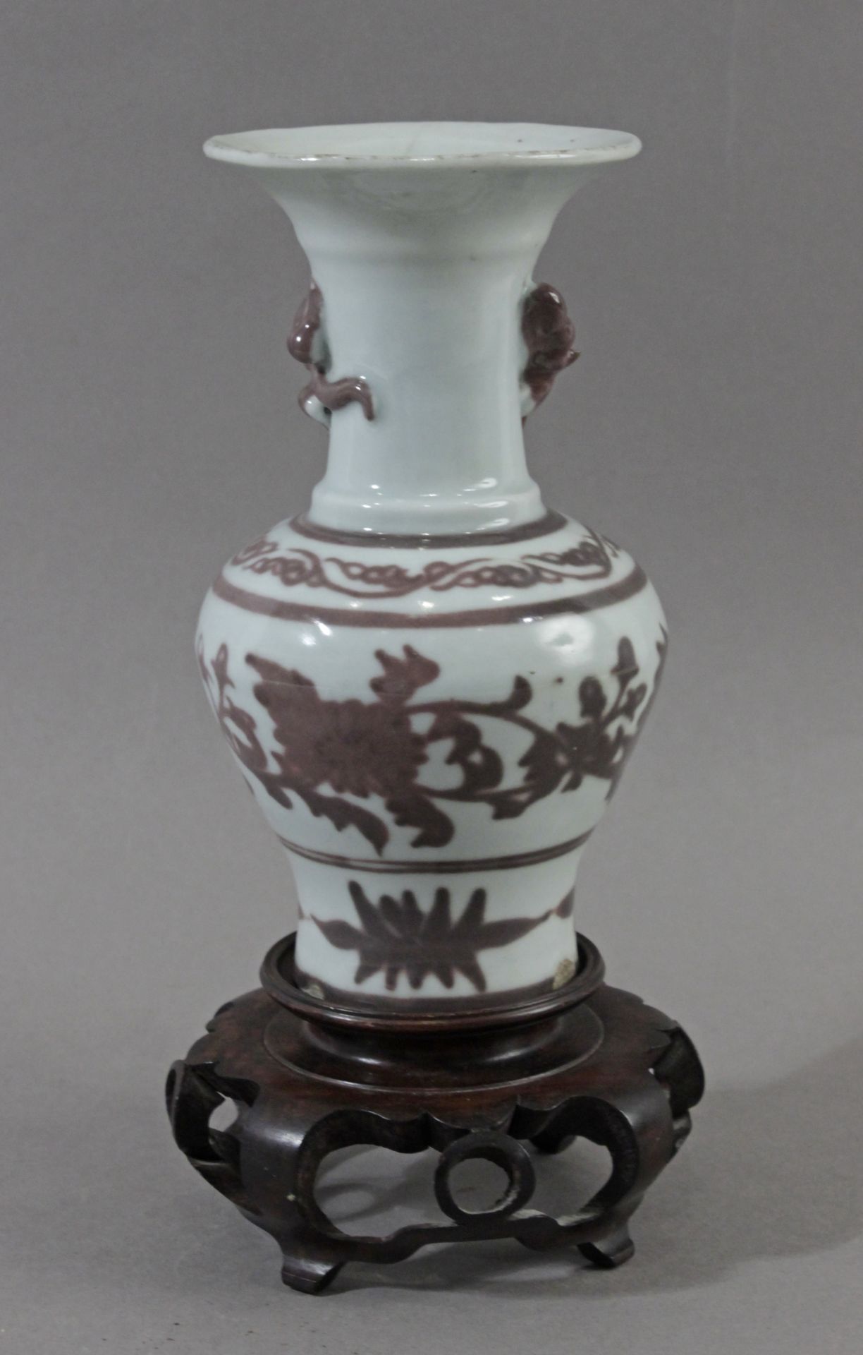 A 20th century Chinese vase from Republic period in celadon porcelain - Image 4 of 7