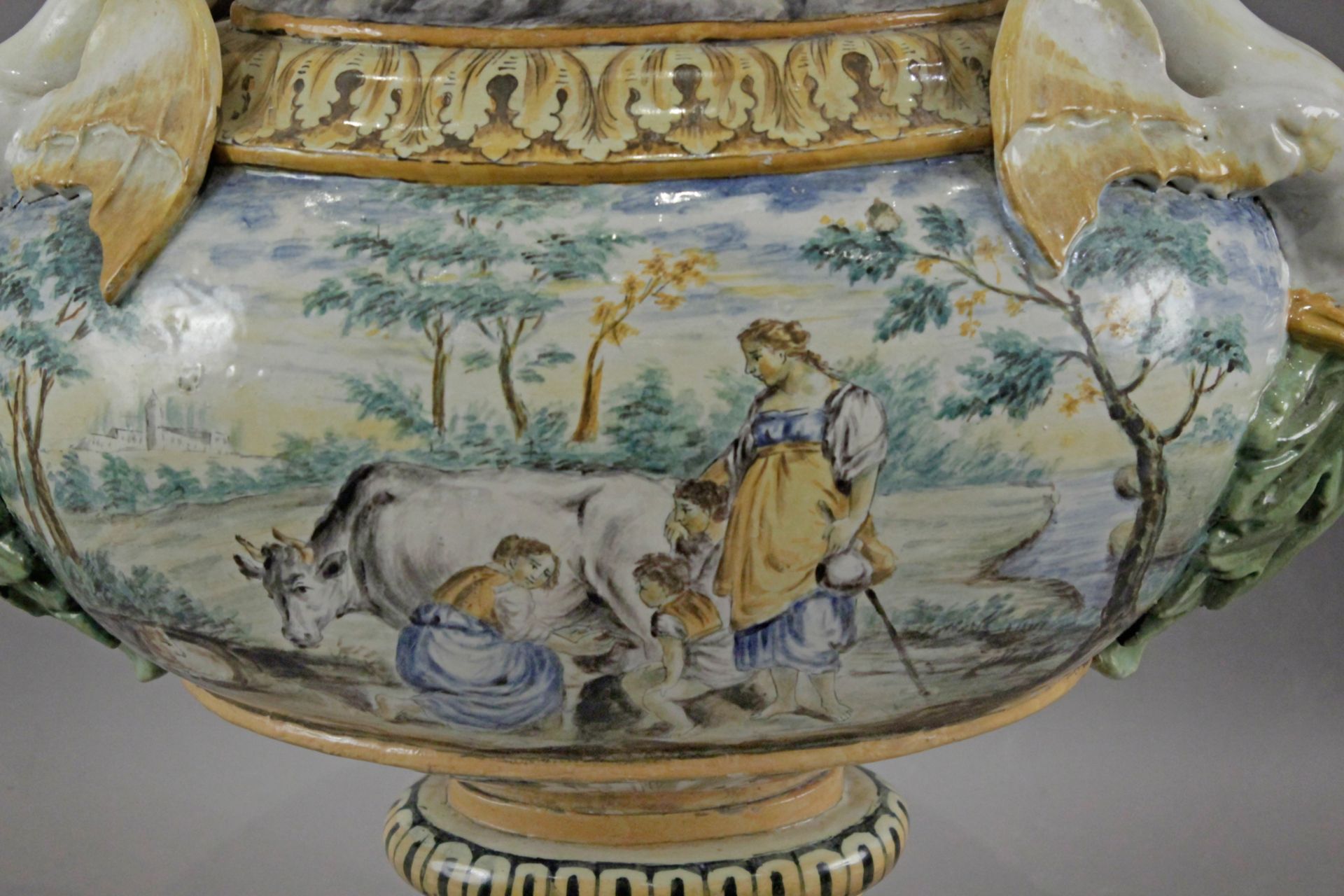 A superb Urbine style vase, Italy, 19th century - Image 5 of 7