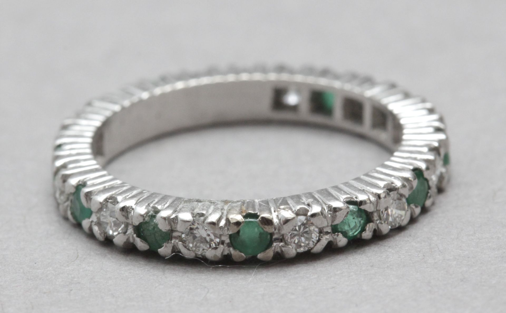 A brilliant cut diamonds and emeralds eternity ring - Bild 2 aus 2