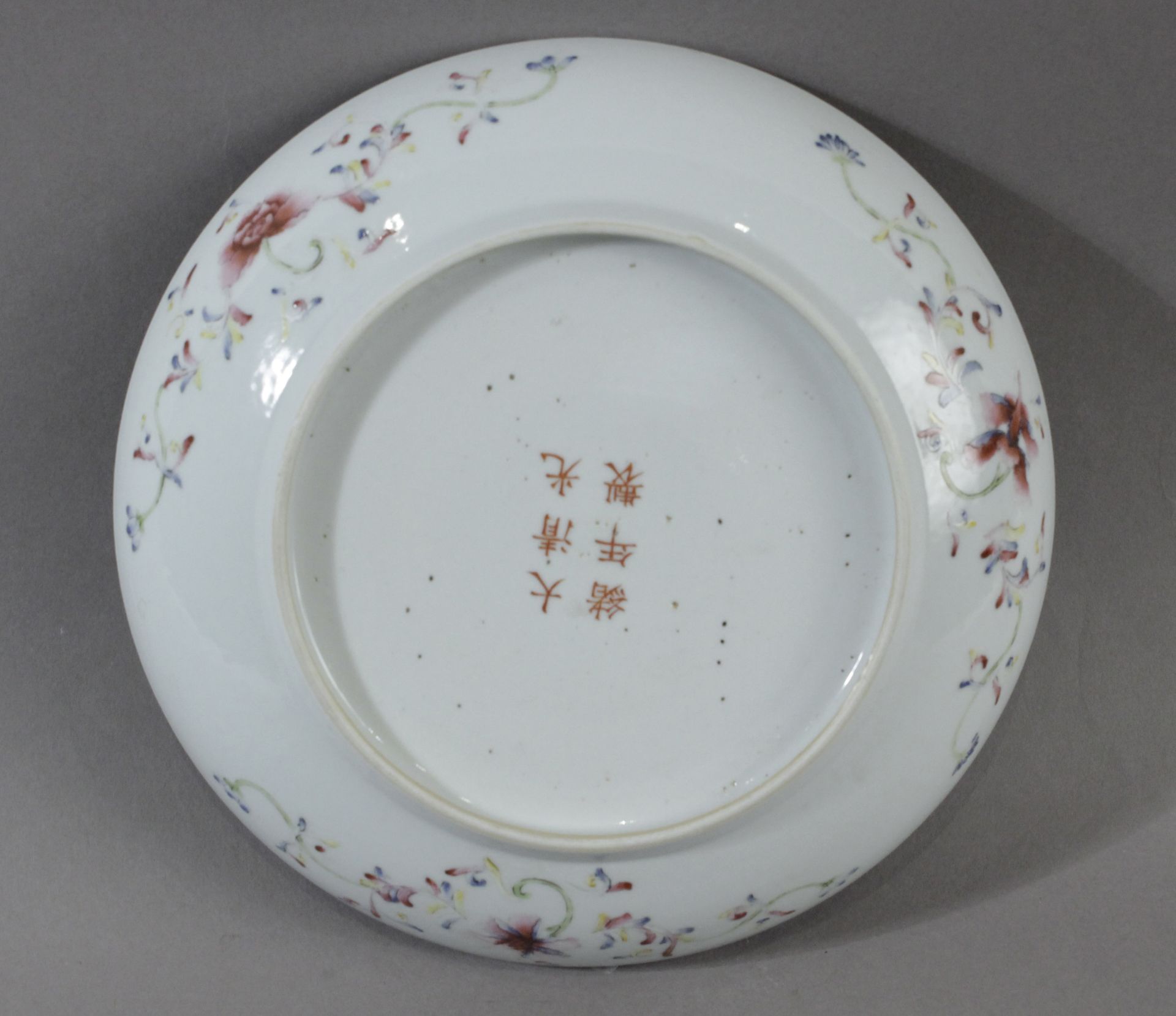 An early 20th century Chinese dish in polychromed porcelain - Bild 3 aus 4