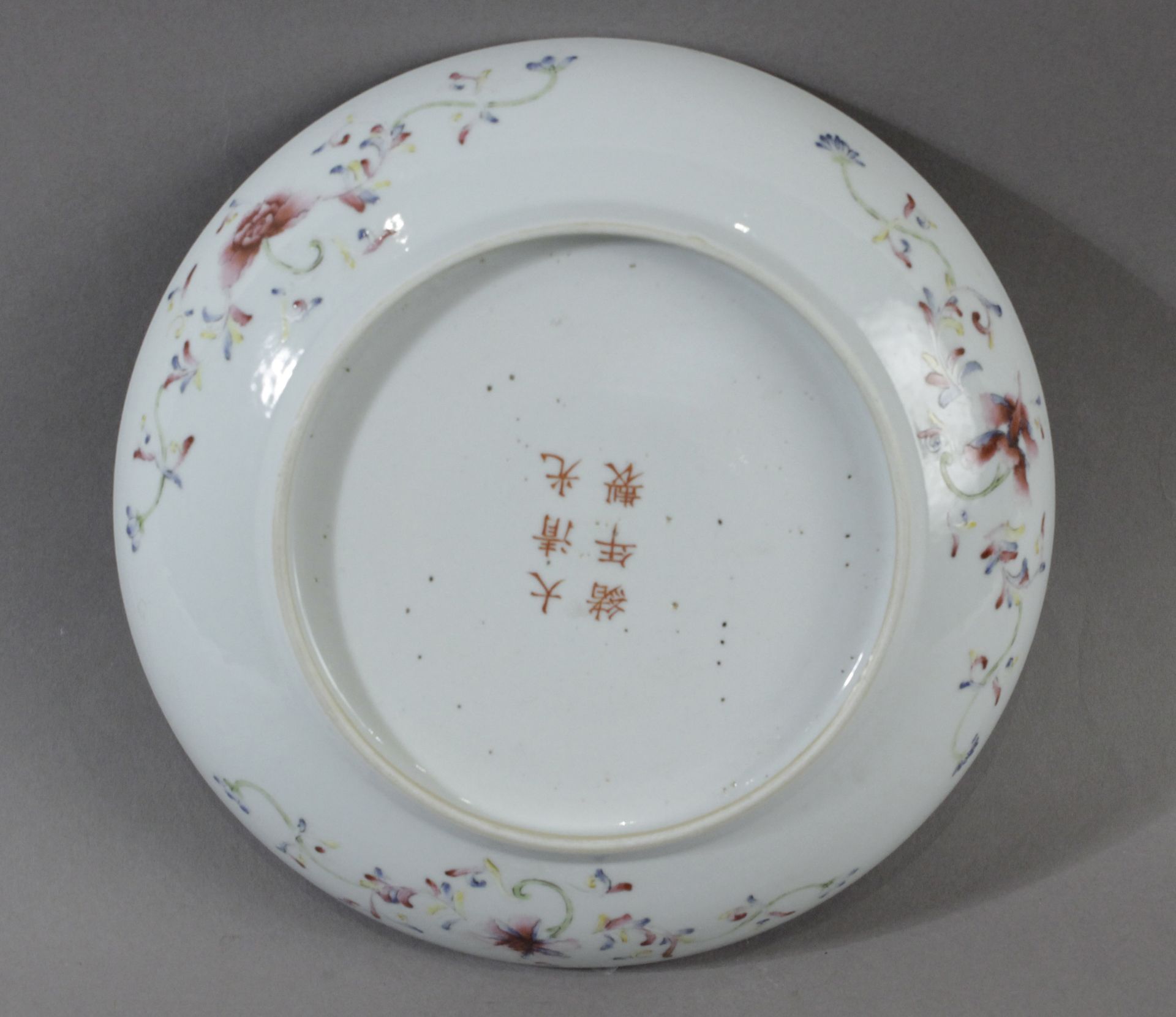 An early 20th century Chinese dish in polychromed porcelain - Image 3 of 4