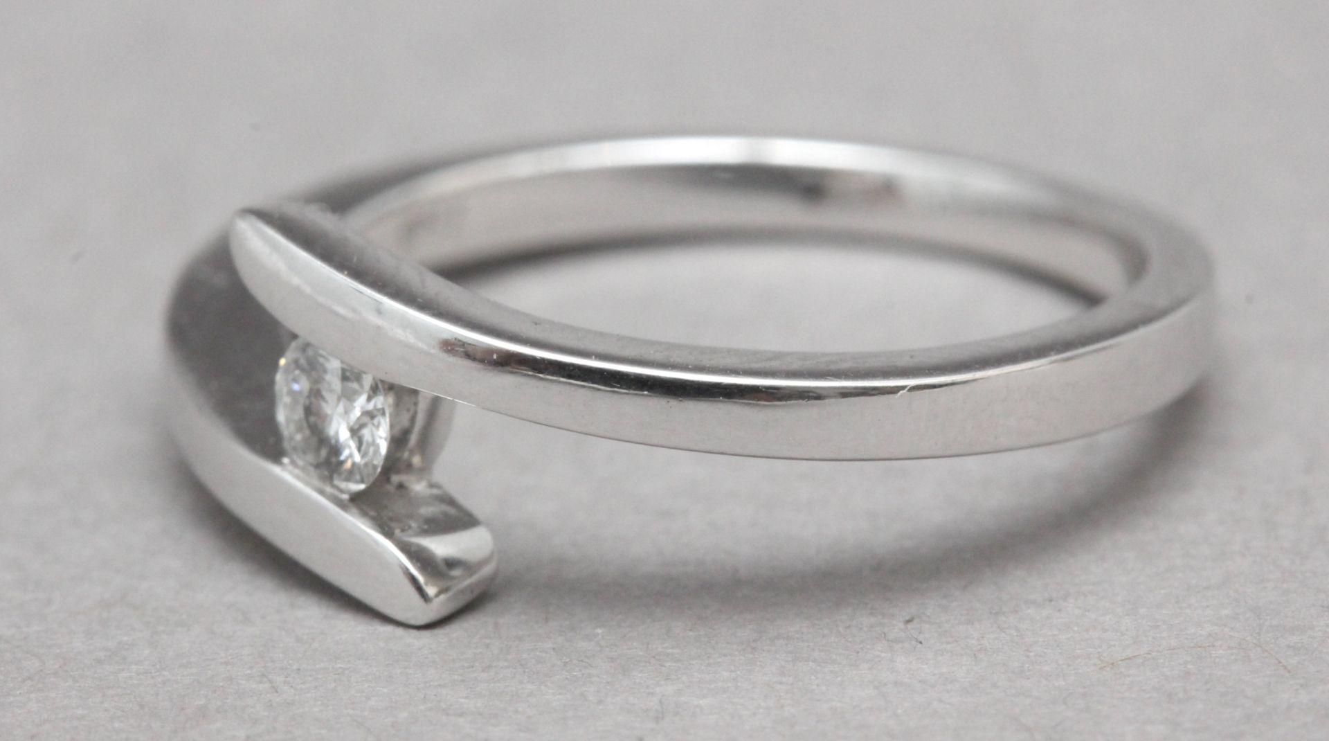 A 0,15 ct. brilliant cut diamond solitaire ring - Image 2 of 4