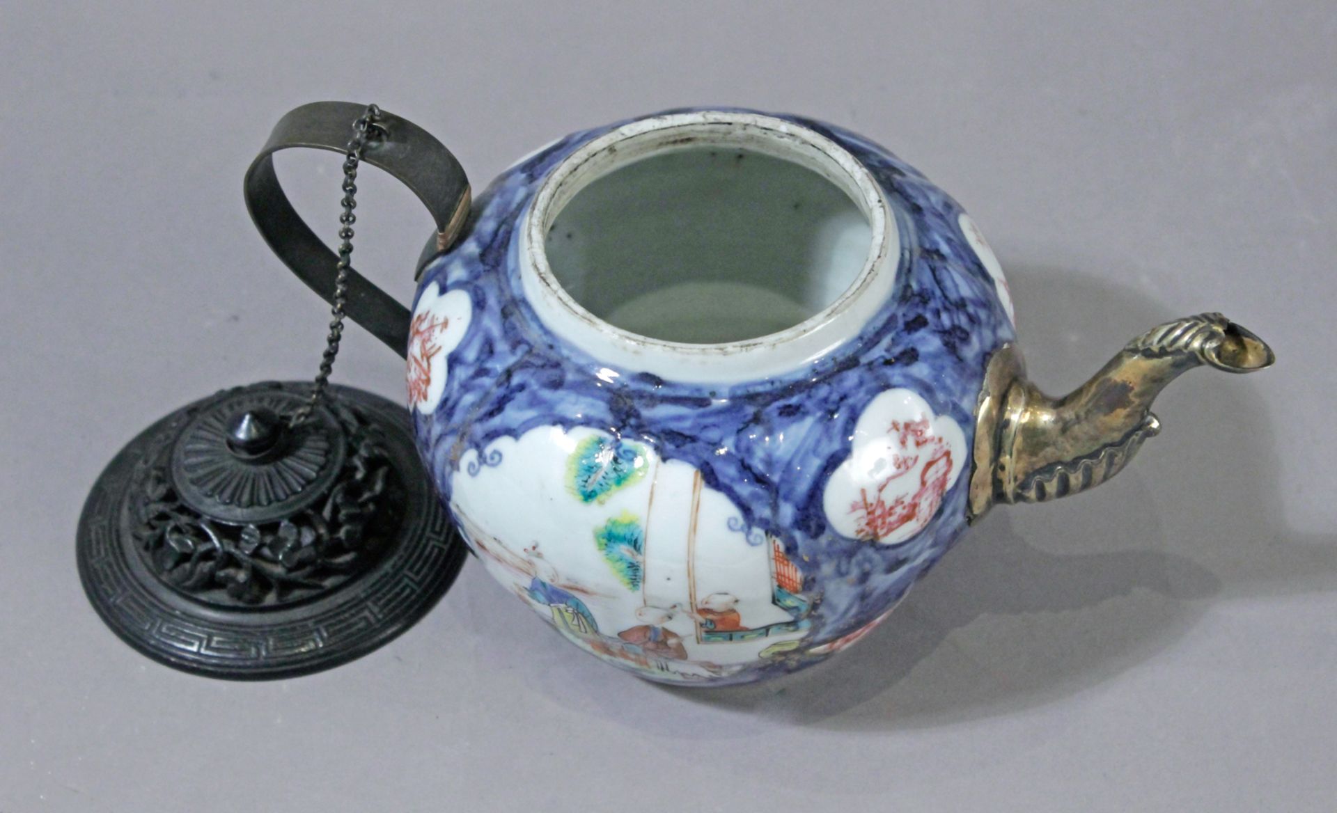 An 18th century Chinese porcelain teapot from Qing dynasty - Image 4 of 4