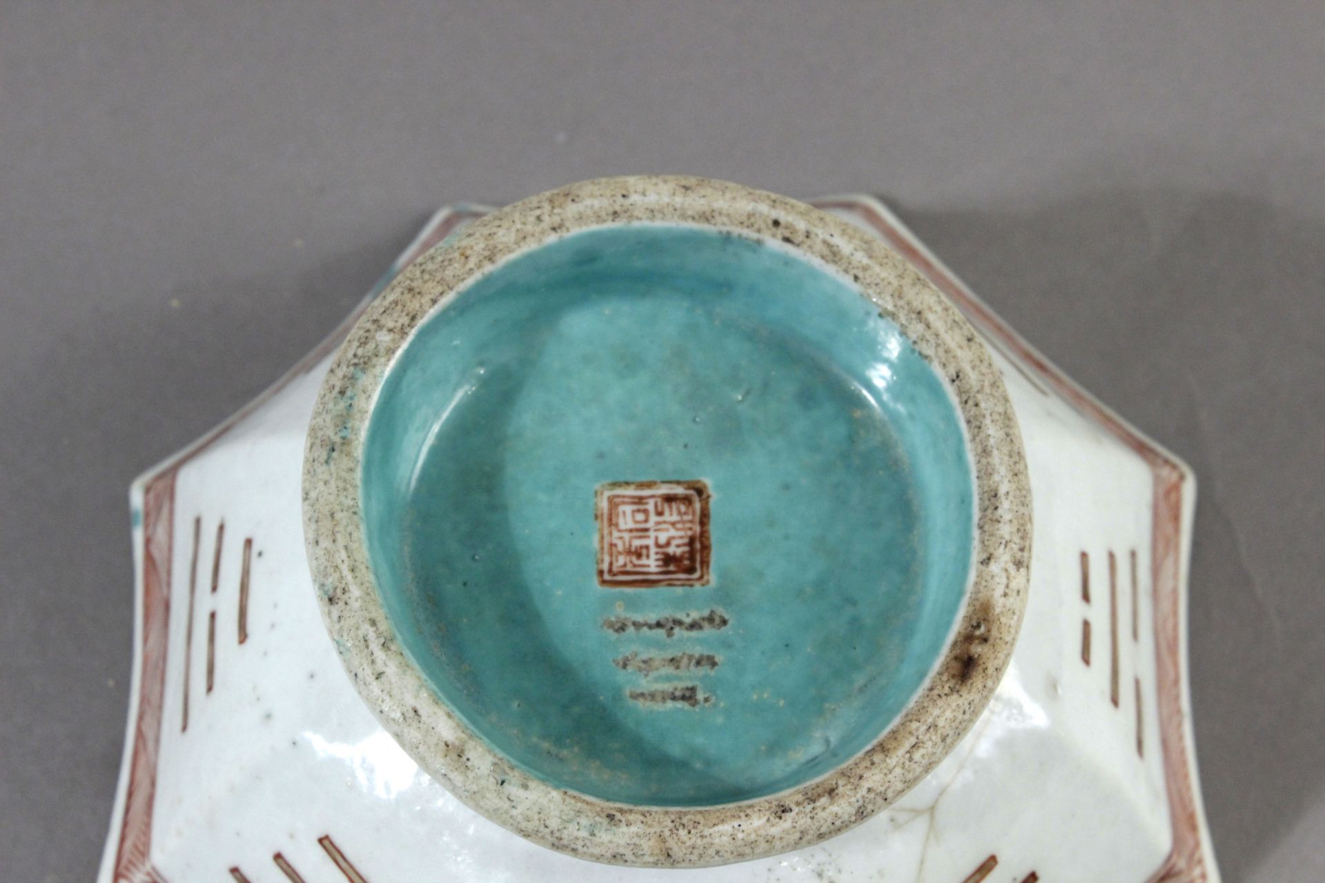 A late 19th century Chinese fruit bowl in celadon porcelain from Qing dynasty period - Bild 4 aus 4