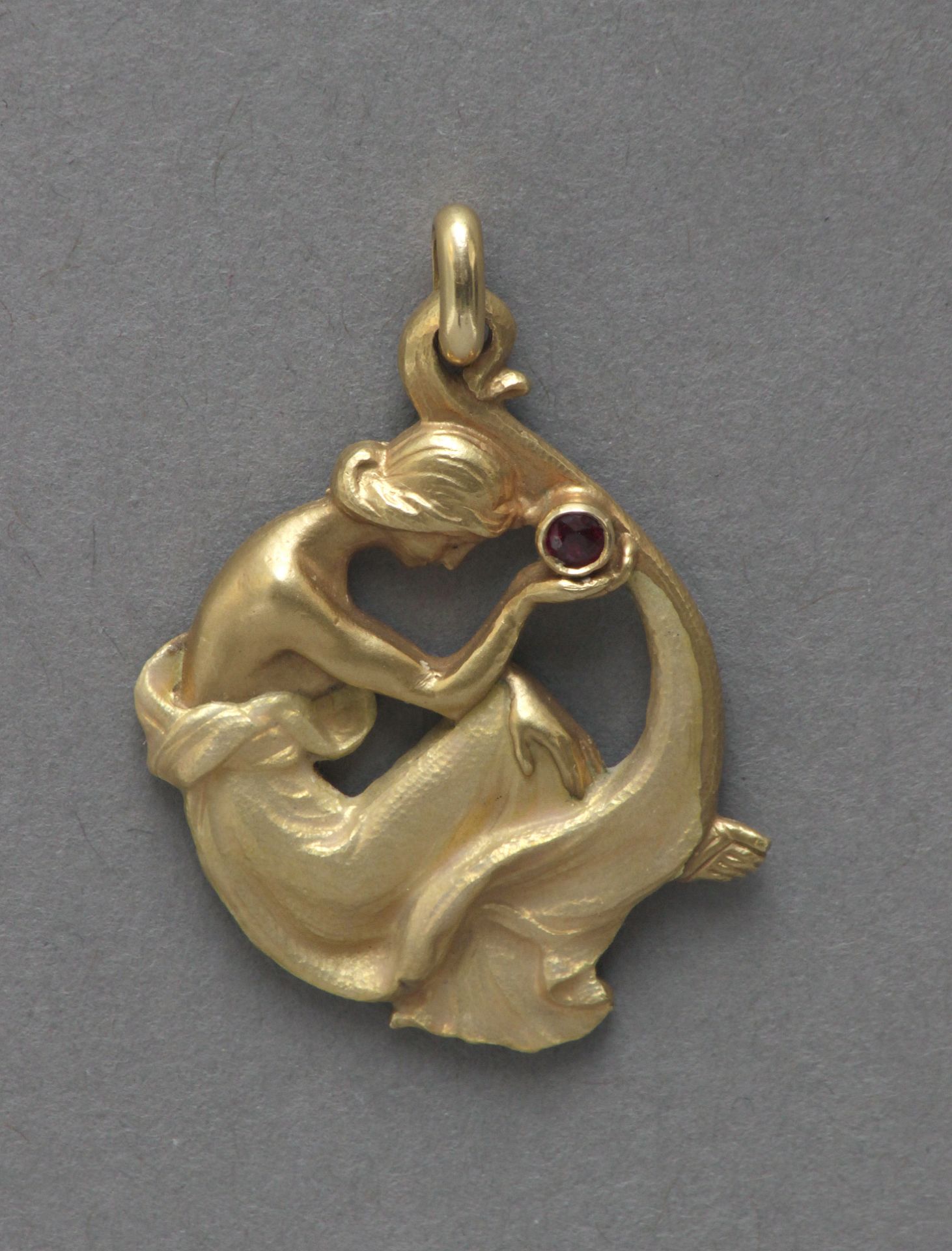 Masriera y Carreras. An 18k. Yellow gold pendand of a nymph