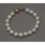 A freshwater pearls bracelet with a yellow gold clasp