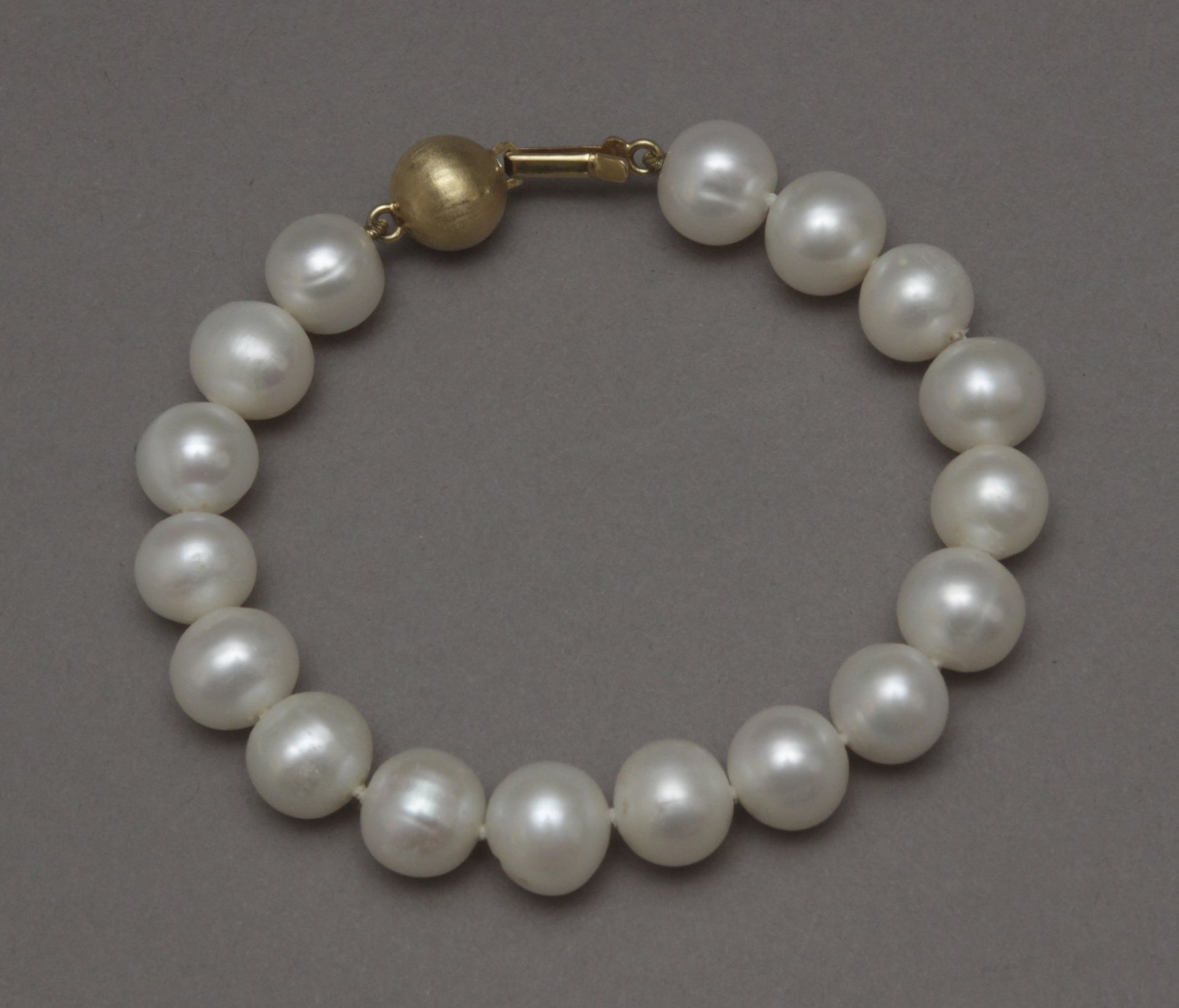 A freshwater pearls bracelet with a yellow gold clasp