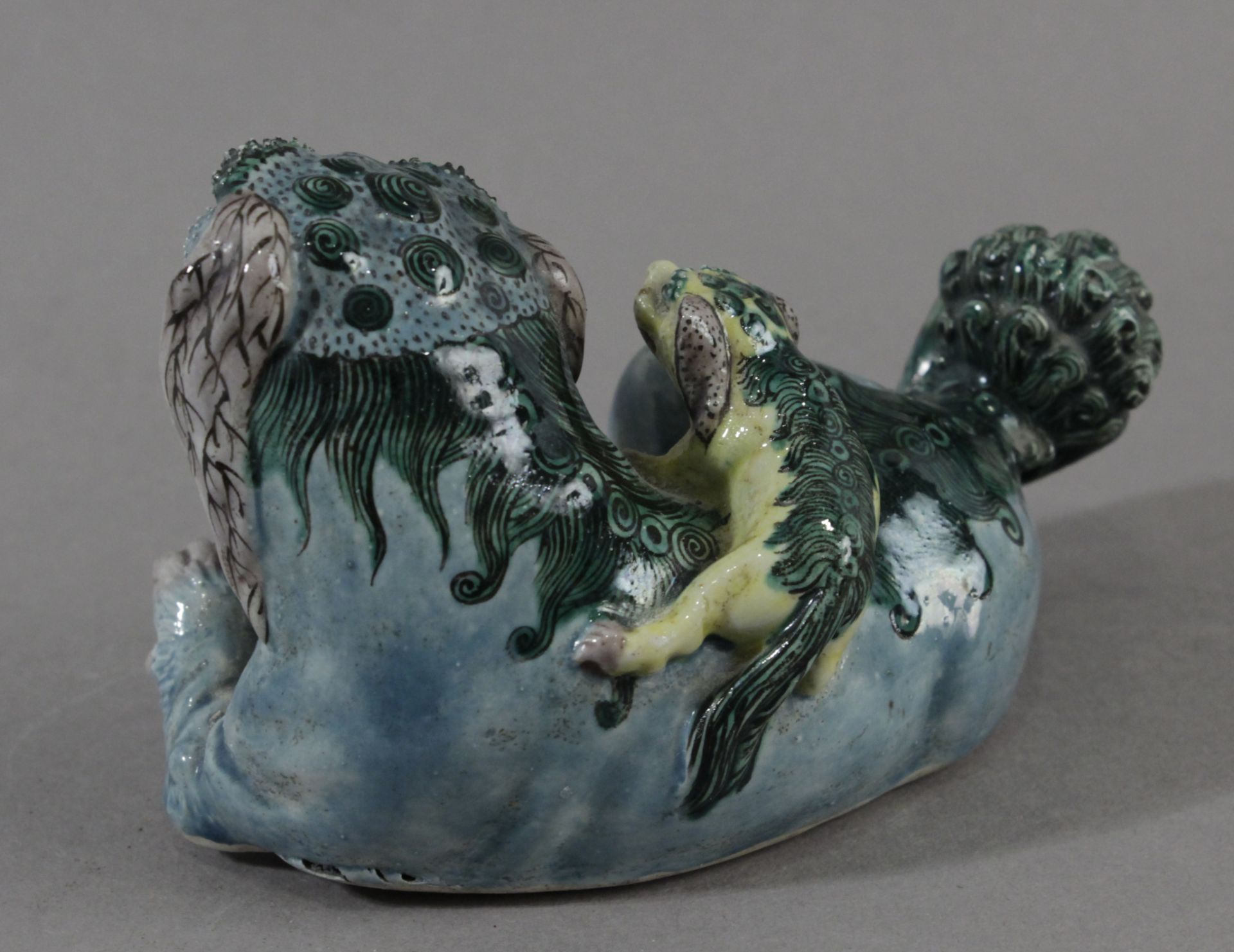 18th century Chinese chool. Figure of Fu guardian lion in plychromed porcelain - Image 3 of 5