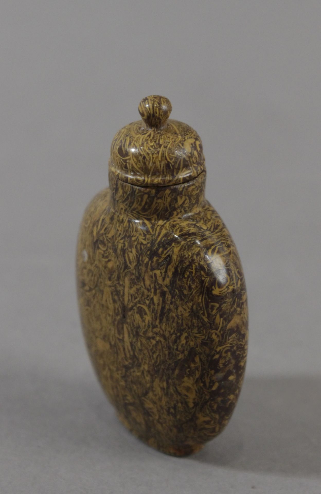 A first half of 20th century snuff bottle from Republic period in faux bois porcelain - Bild 2 aus 4