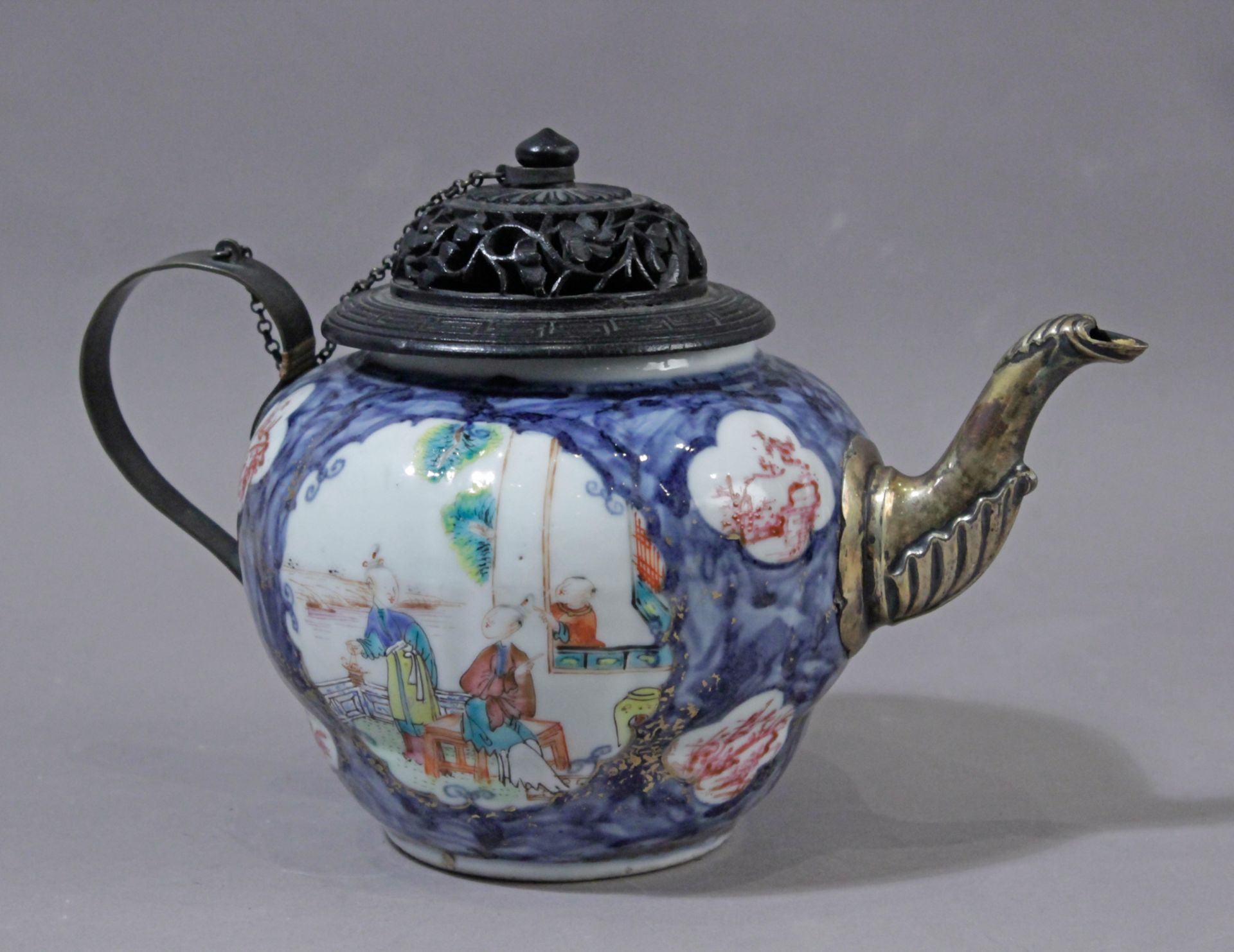 An 18th century Chinese porcelain teapot from Qing dynasty - Image 2 of 4