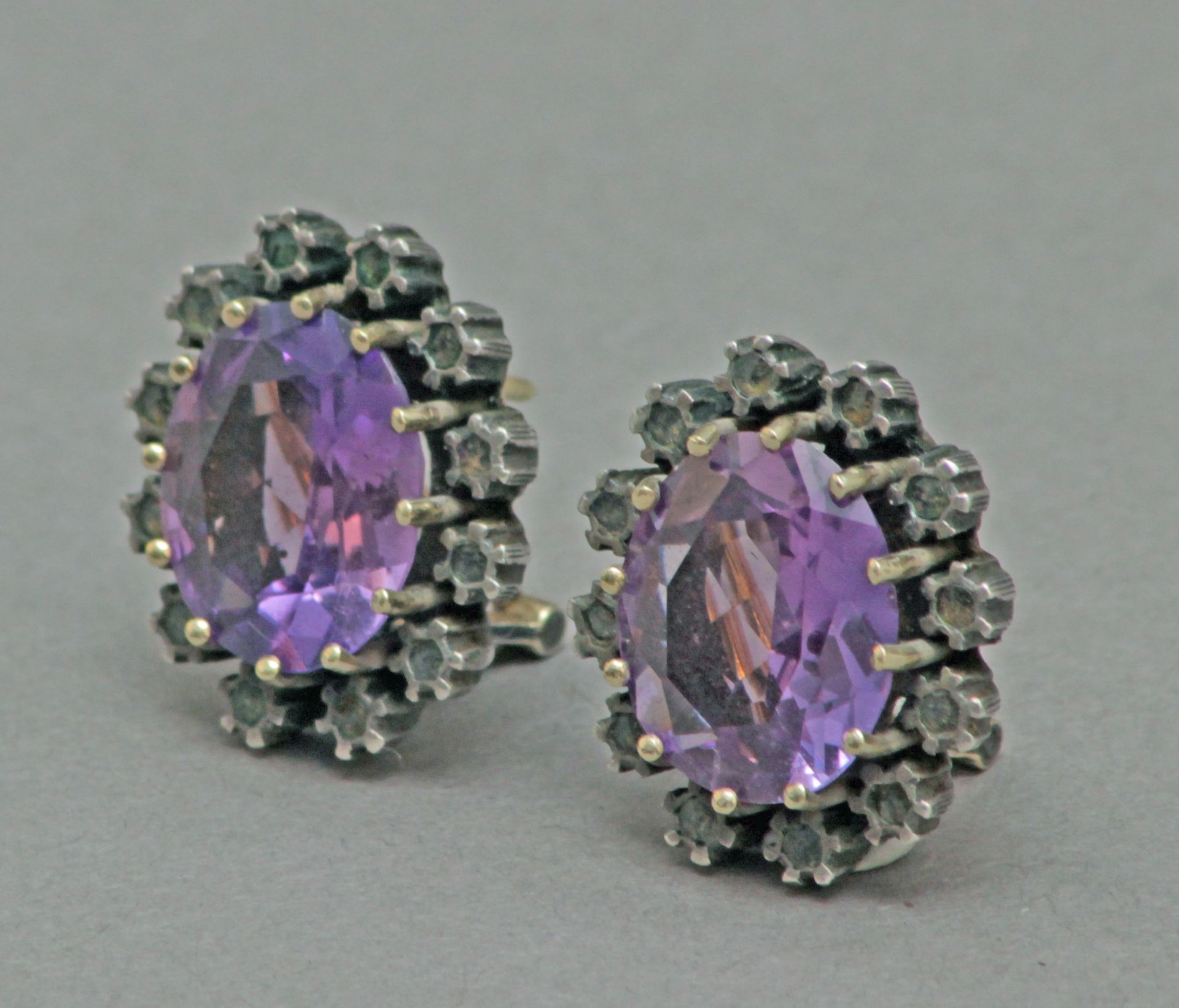 A pair of diamonds and rose de France cluster earrings circa 1940 - Bild 2 aus 3