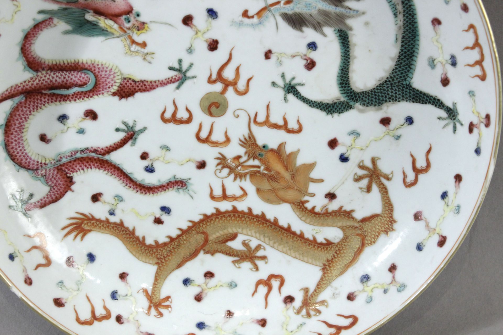 An early 20th century Chinese dish in polychromed porcelain - Bild 2 aus 4