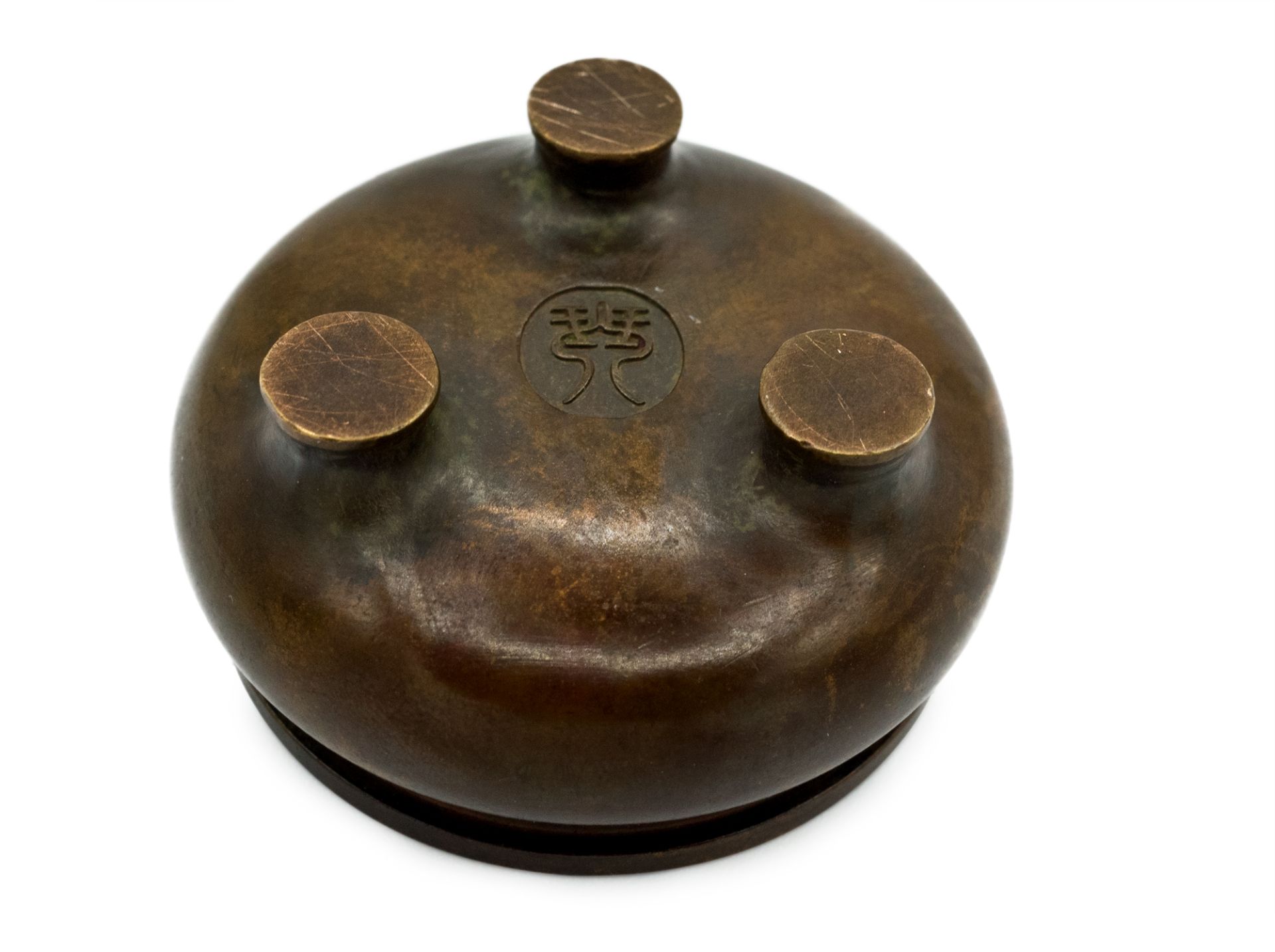 A 19th century Chinese display cabinet bronze vase - Image 4 of 4