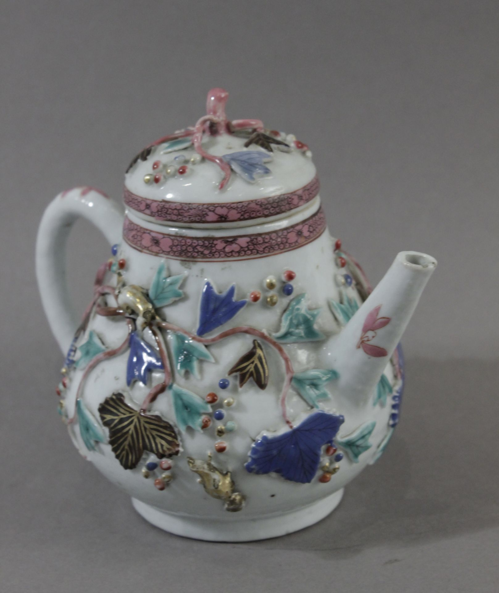 An 18th century Chiense porcelain teapot from Yongzheng period - Image 2 of 5