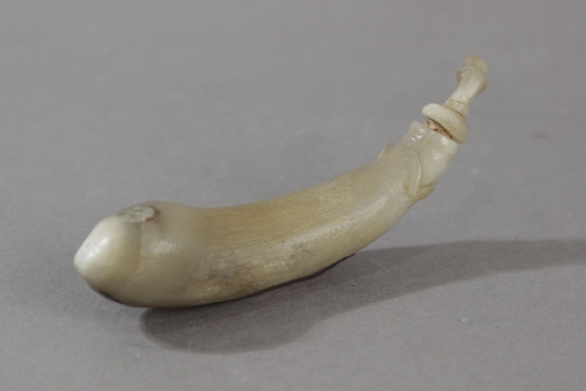 A 19th century Chinese snuff bottle in carved horn - Image 3 of 3