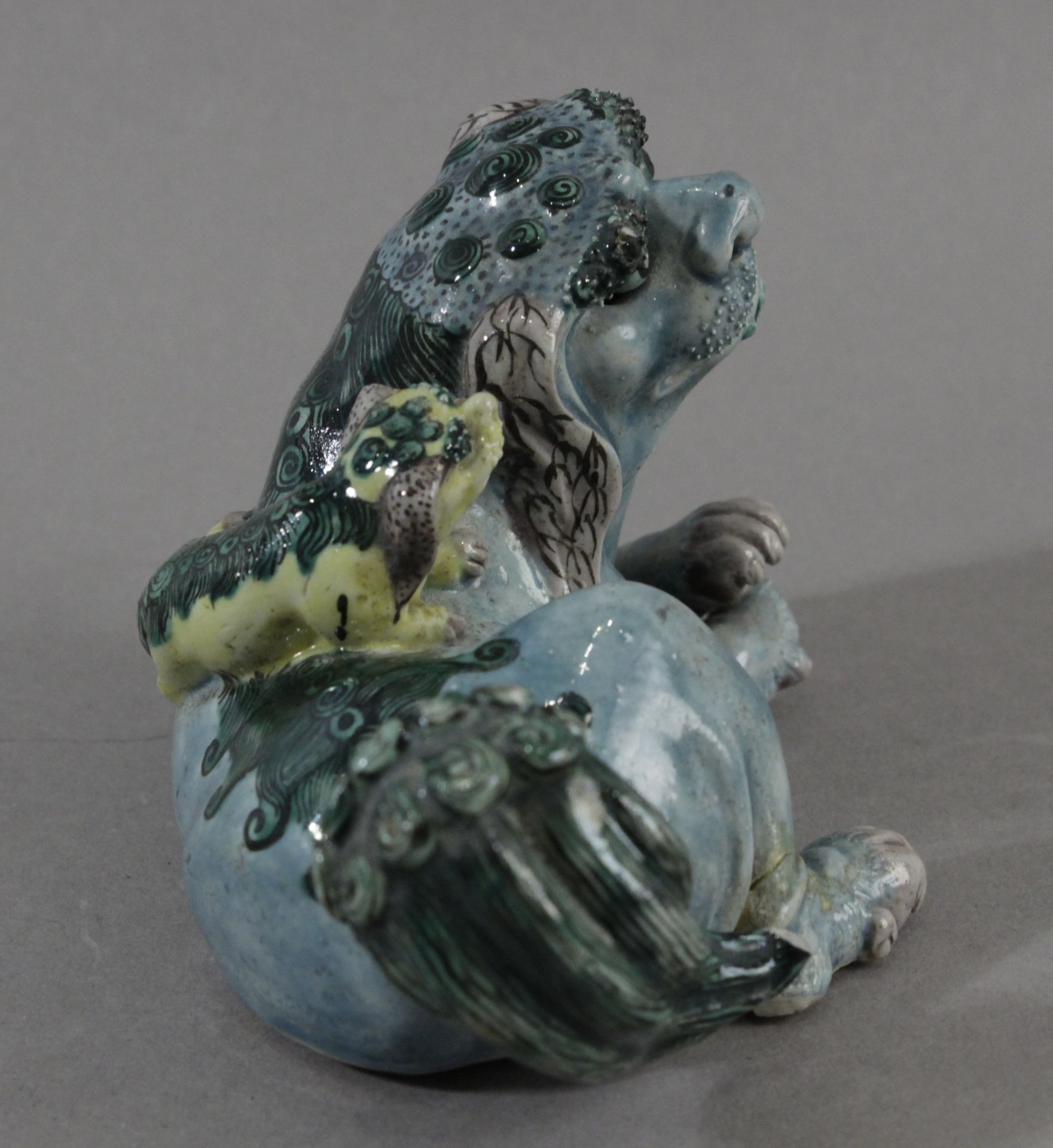 18th century Chinese chool. Figure of Fu guardian lion in plychromed porcelain - Image 4 of 5