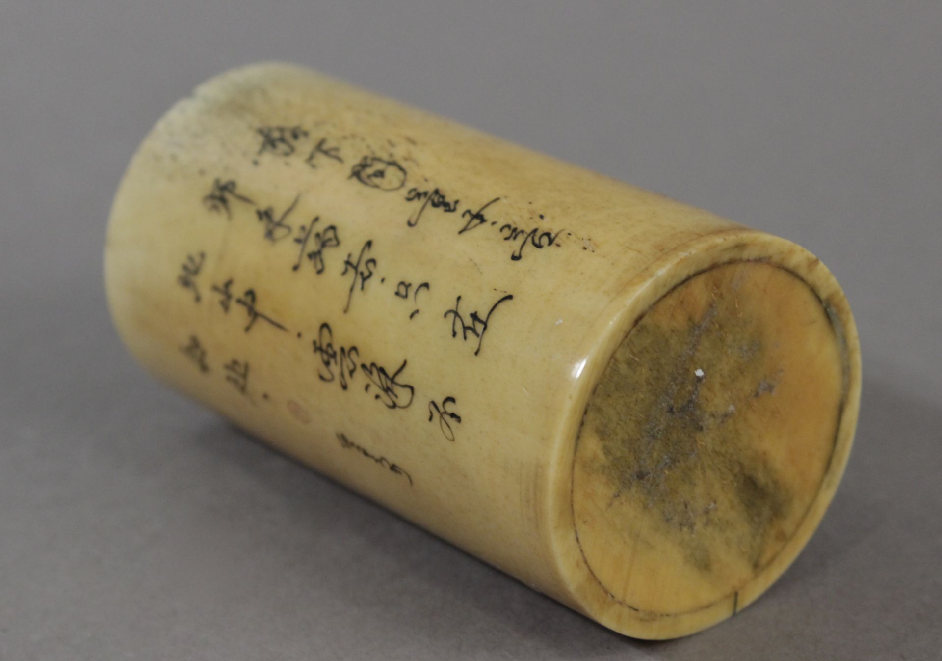 A 19th century Japanese ivory brush pot from Meiji period - Image 4 of 4