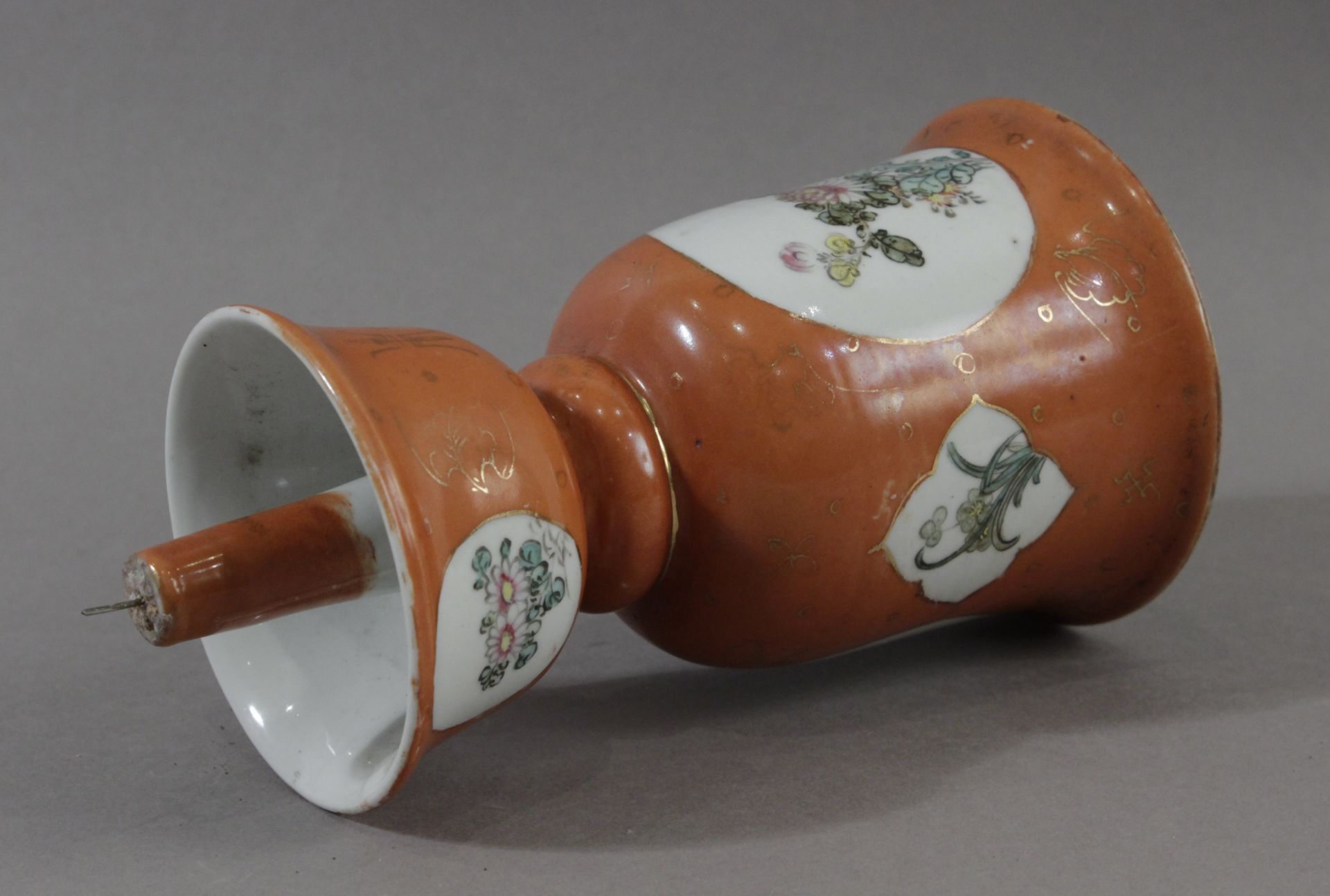 An early 20th century Chinese candle stick from Qing dynasty in Famille Rose porcelain - Image 7 of 8