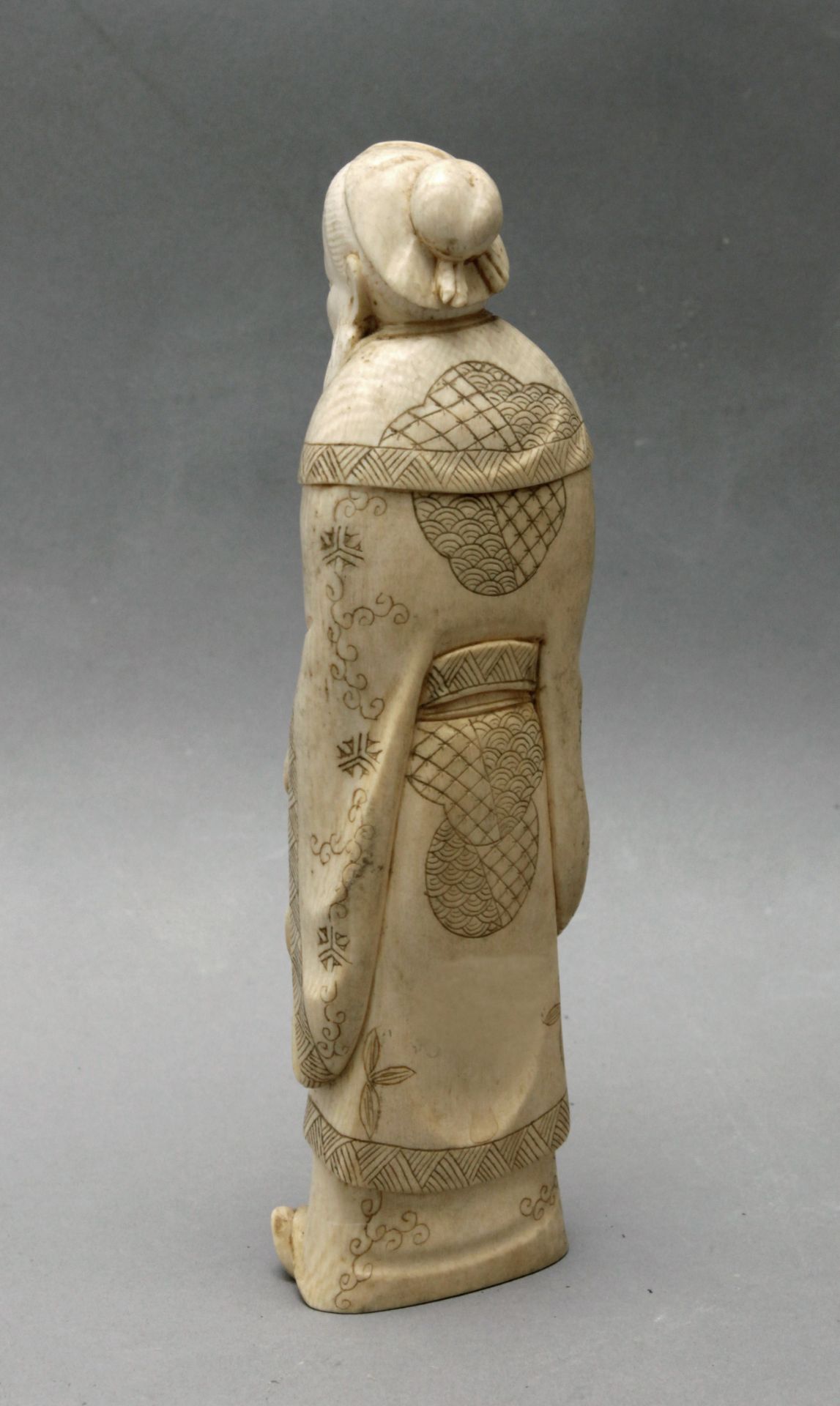 A first third of 20th century Japanese school carved ivory and bone Canton style opium pipe - Image 4 of 8