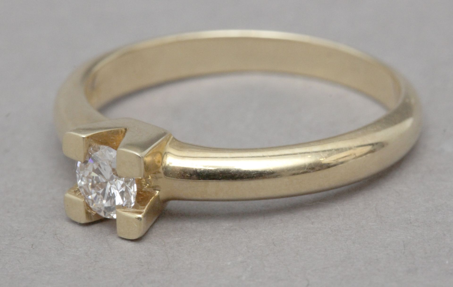 A 0,35 ct. brilliant cut diamond solitaire ring - Image 2 of 4