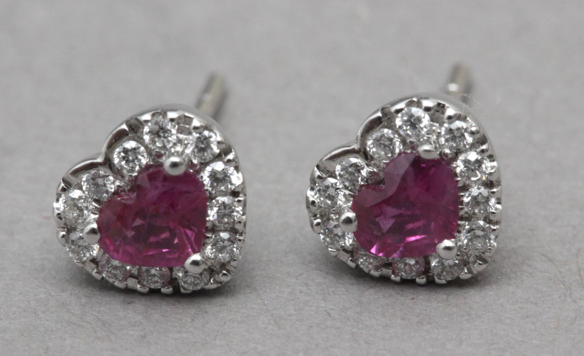 A diamond and rubies heart shaped stud earrings - Bild 2 aus 2