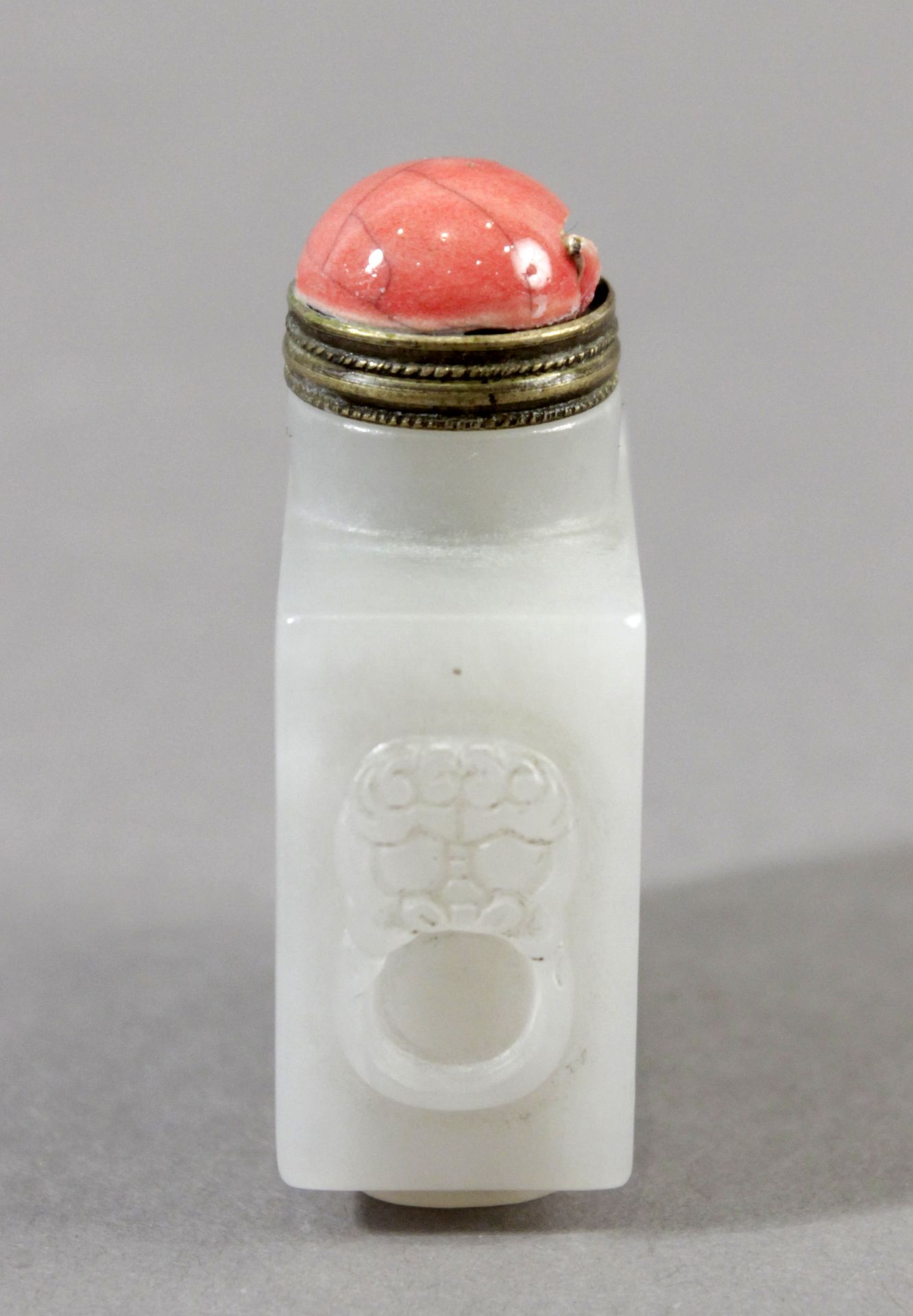 A 20th century Chinese snuff bottle in carved jade with coral top - Bild 4 aus 5