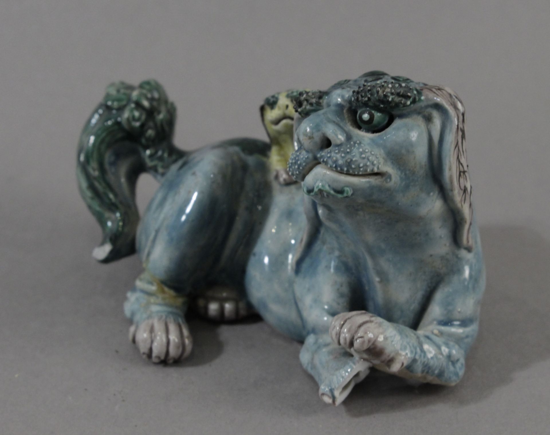 18th century Chinese chool. Figure of Fu guardian lion in plychromed porcelain - Image 2 of 5