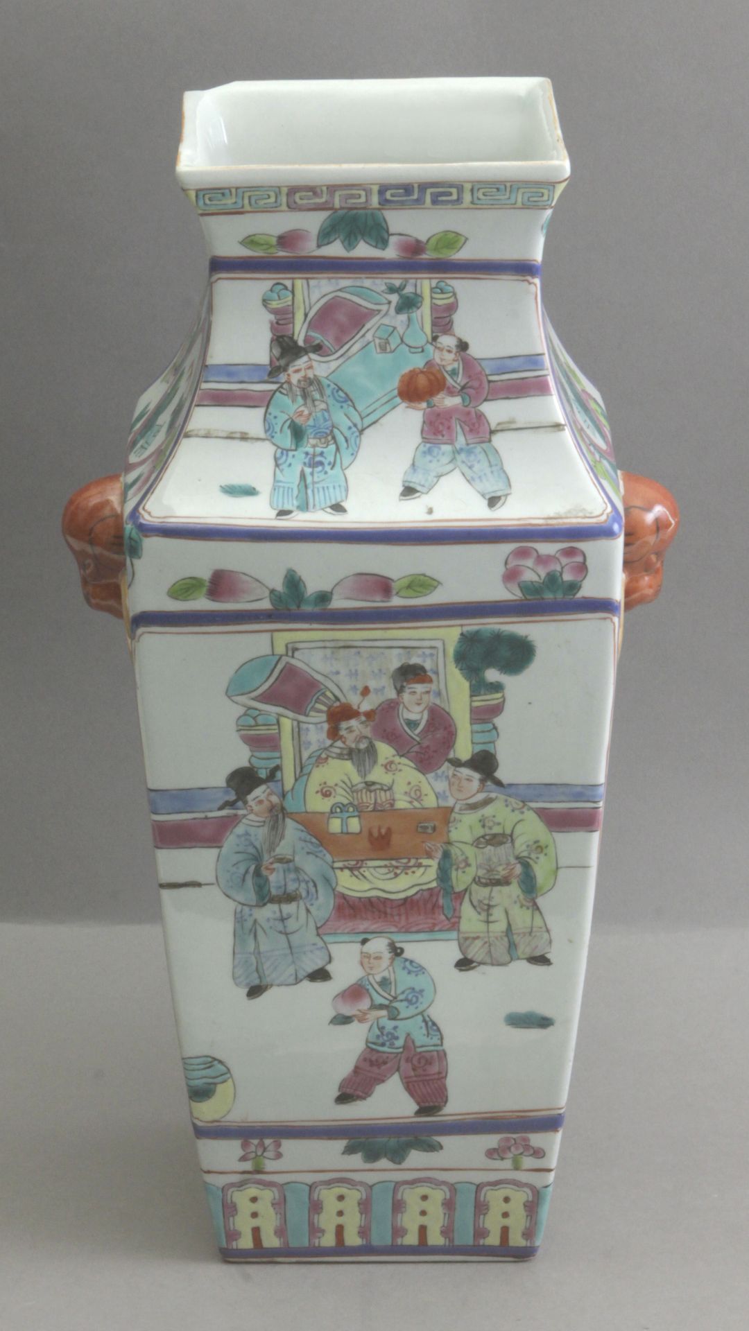 A 20th century Chinese vase in Famille Rose porcelain from Republic period - Image 2 of 5