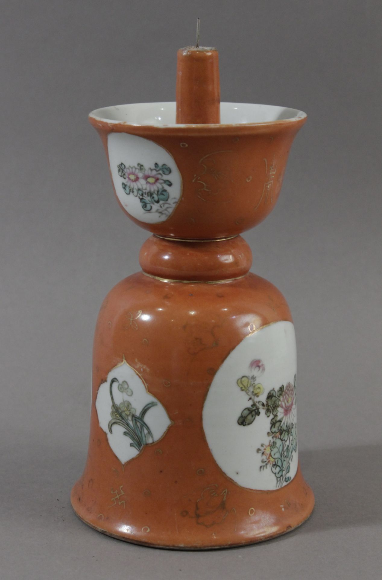 An early 20th century Chinese candle stick from Qing dynasty in Famille Rose porcelain - Image 2 of 8