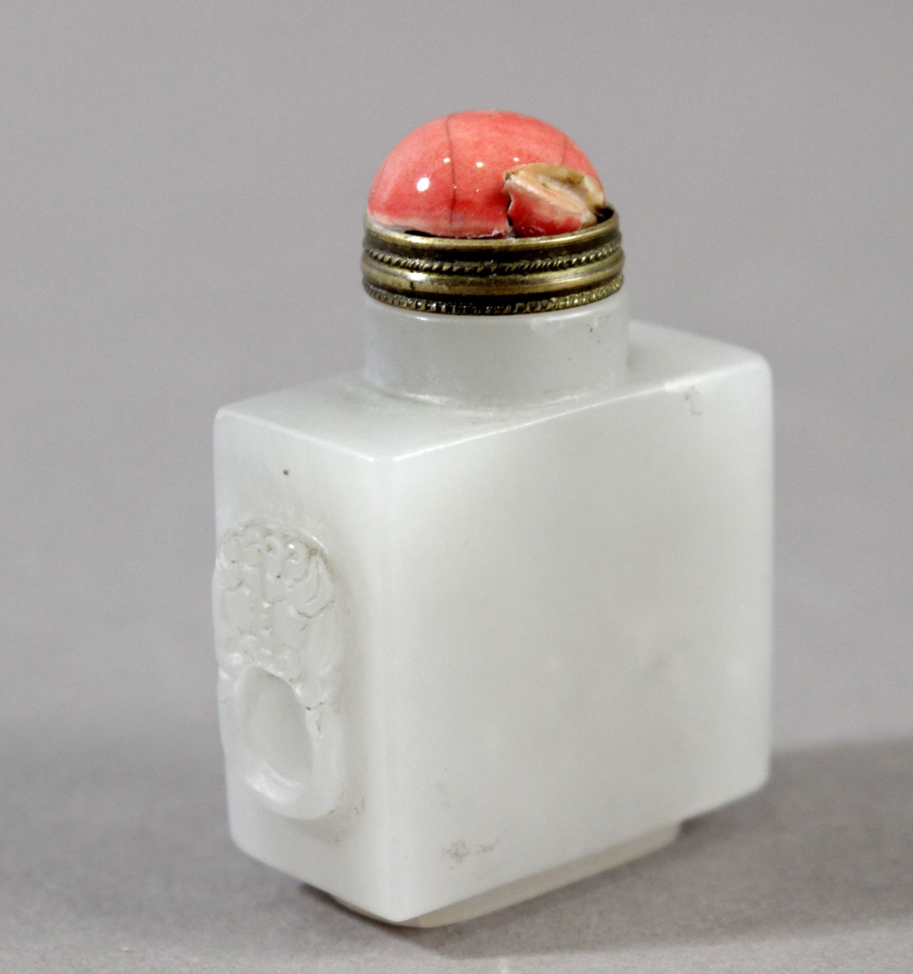 A 20th century Chinese snuff bottle in carved jade with coral top - Bild 3 aus 5