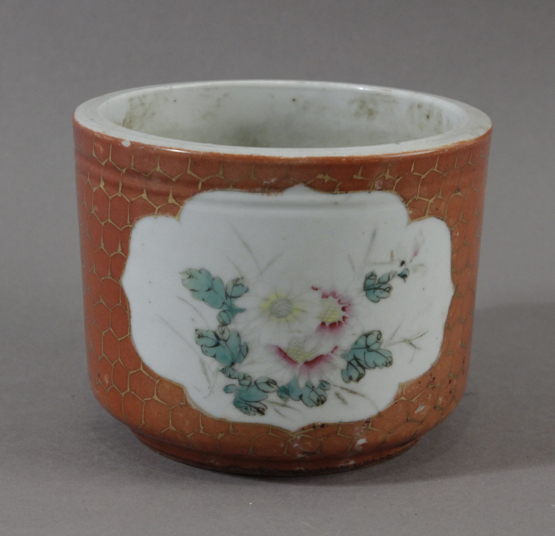 A 19th century Chinese porcelain jardinière from Qing dynasty - Image 2 of 6