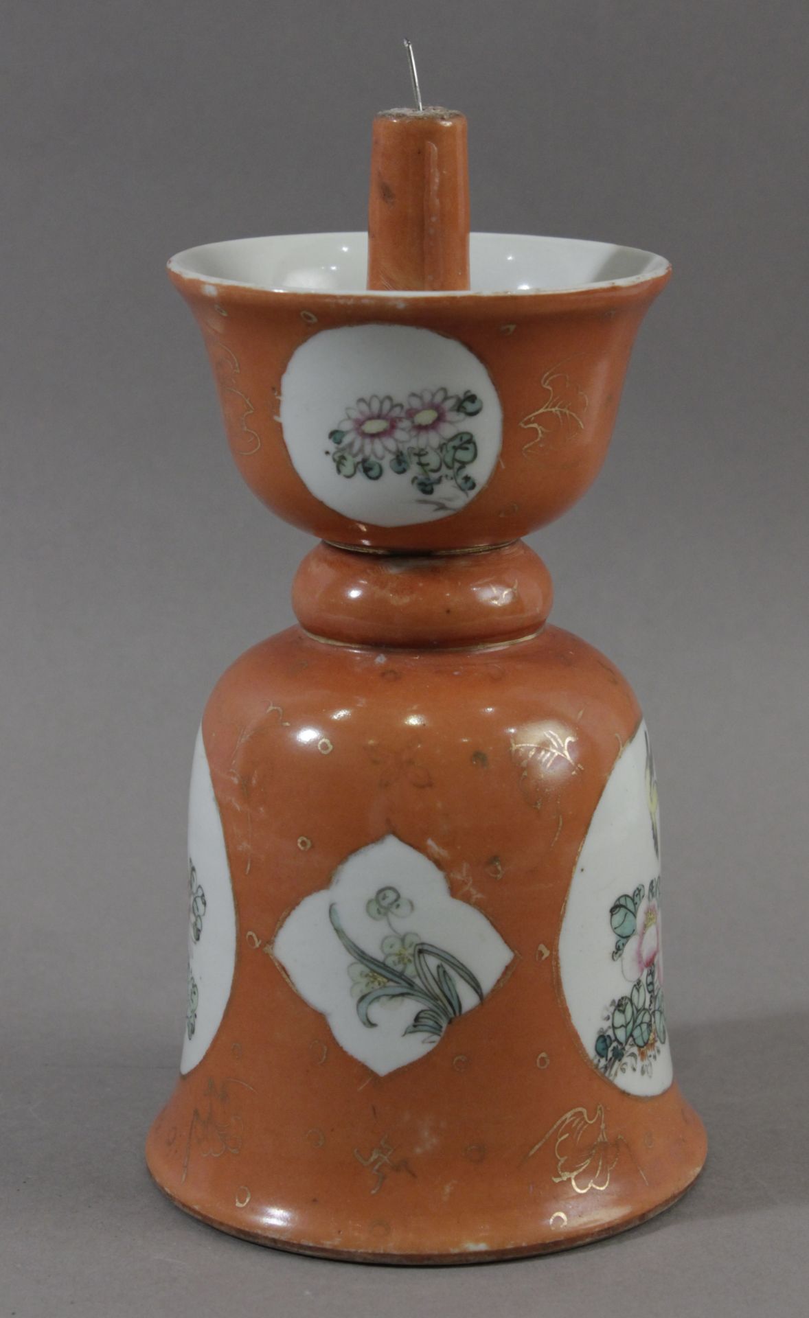 An early 20th century Chinese candle stick from Qing dynasty in Famille Rose porcelain - Image 5 of 8