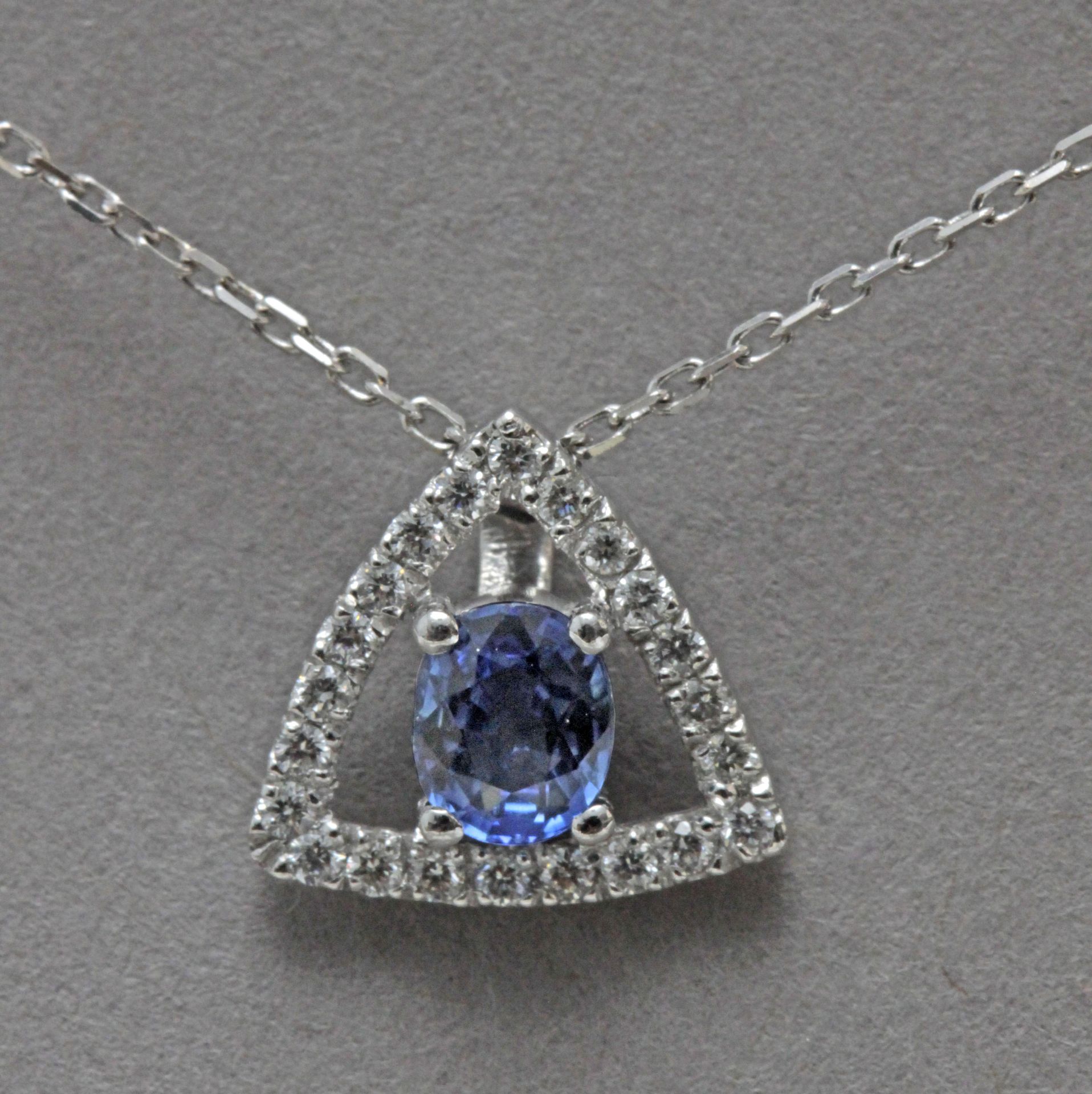 A sapphire and diamonds pendant