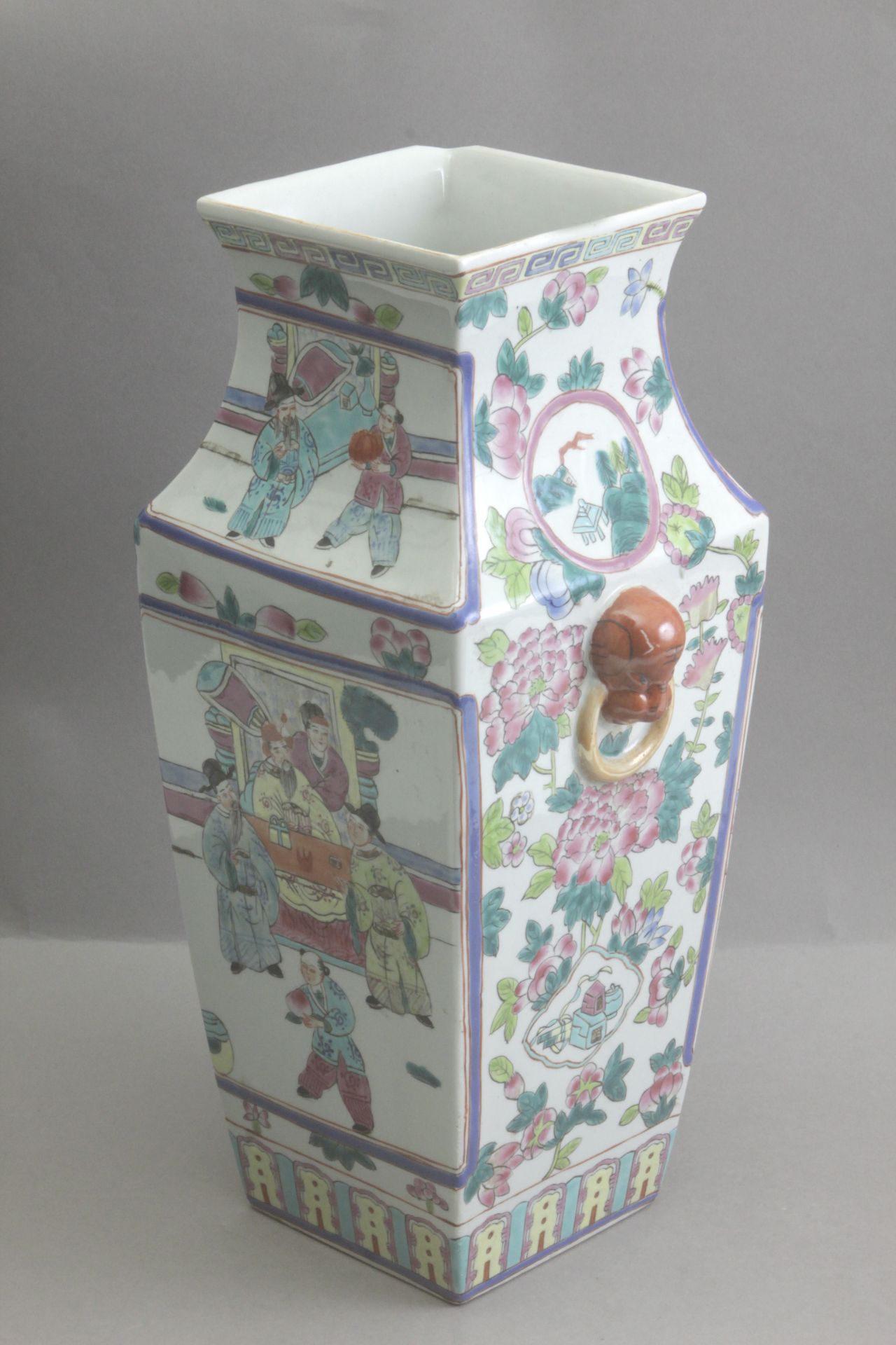 A 20th century Chinese vase in Famille Rose porcelain from Republic period - Image 3 of 5