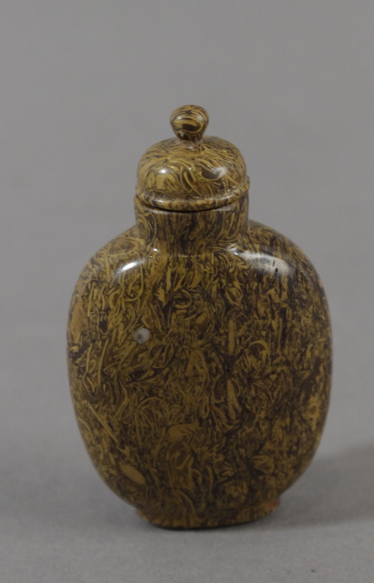 A first half of 20th century snuff bottle from Republic period in faux bois porcelain - Bild 3 aus 4