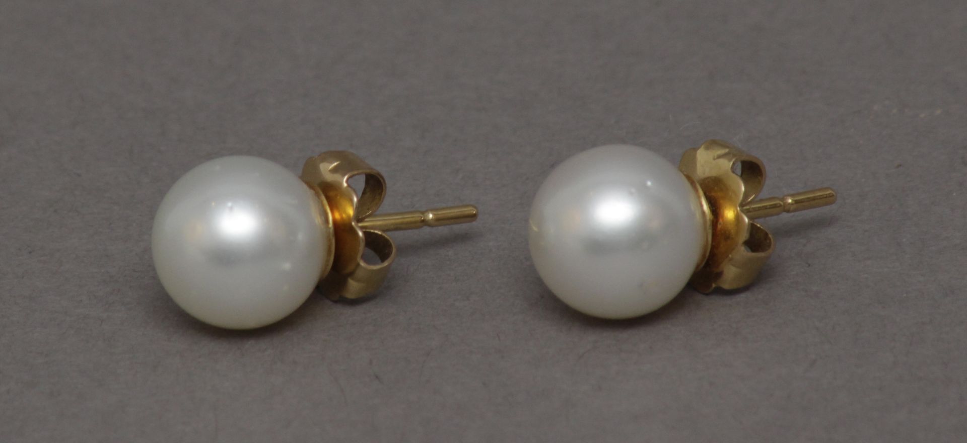 A pair of Australian pearl stud earrings with 18k. yelllow gold setting - Bild 2 aus 4